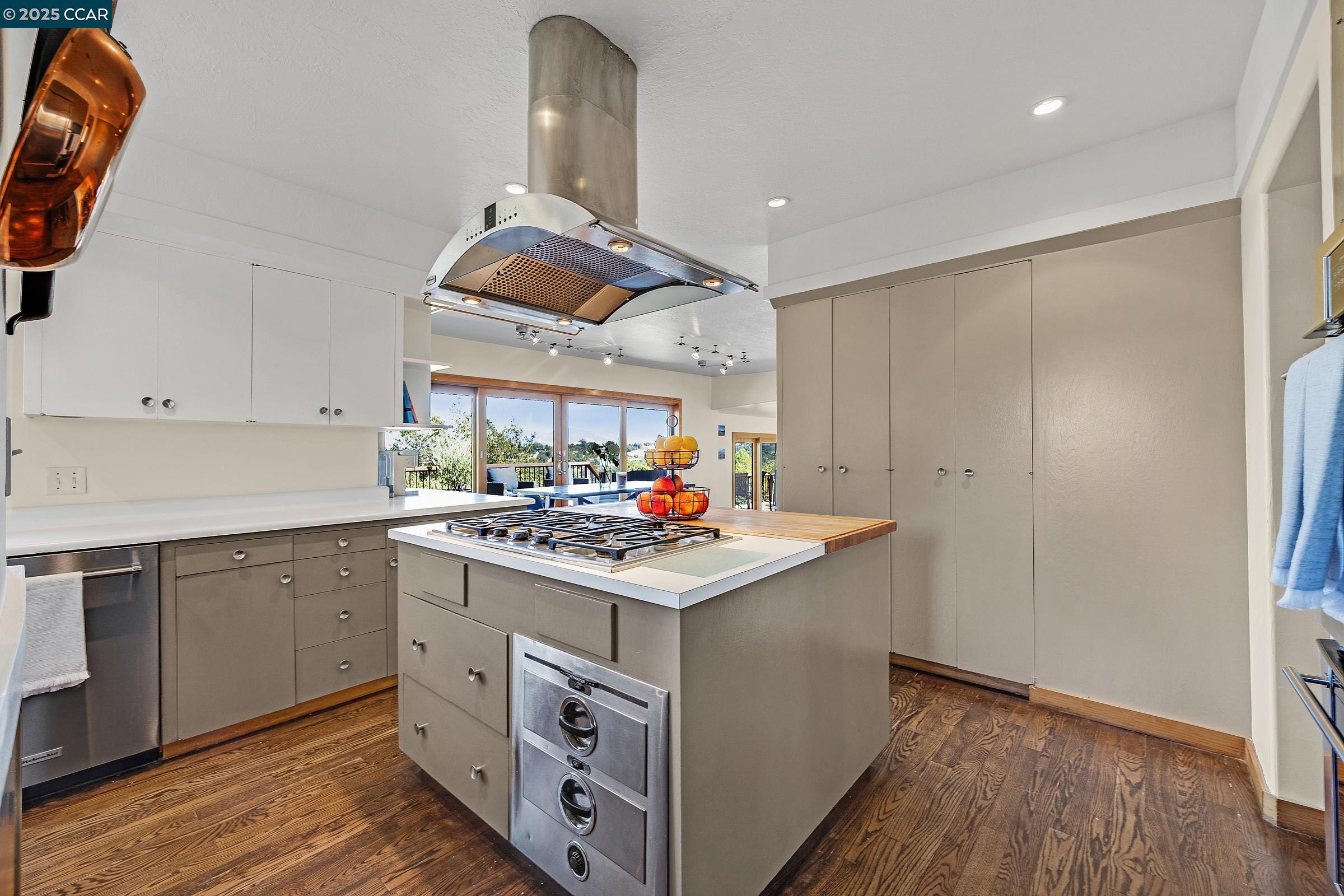 Detail Gallery Image 8 of 46 For 1301 Thomas Dr, Martinez,  CA 94553 - 4 Beds | 2/1 Baths