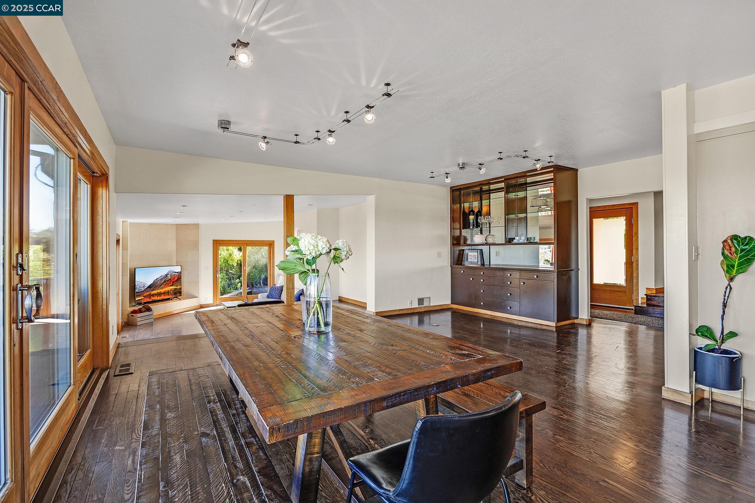 Detail Gallery Image 9 of 46 For 1301 Thomas Dr, Martinez,  CA 94553 - 4 Beds | 2/1 Baths