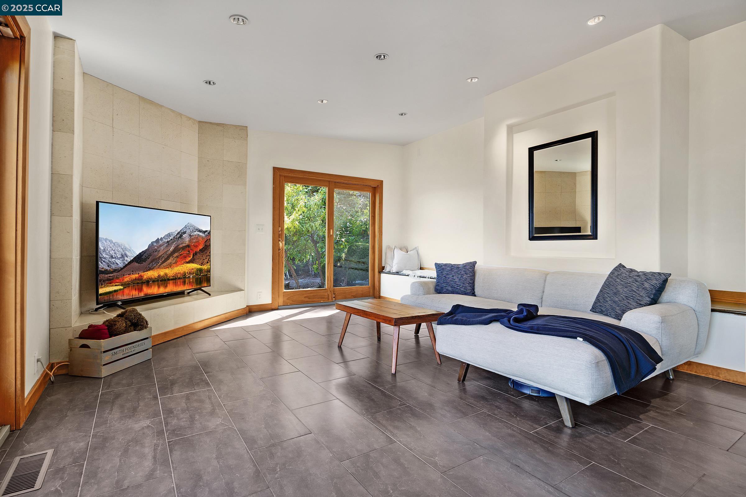Detail Gallery Image 10 of 46 For 1301 Thomas Dr, Martinez,  CA 94553 - 4 Beds | 2/1 Baths