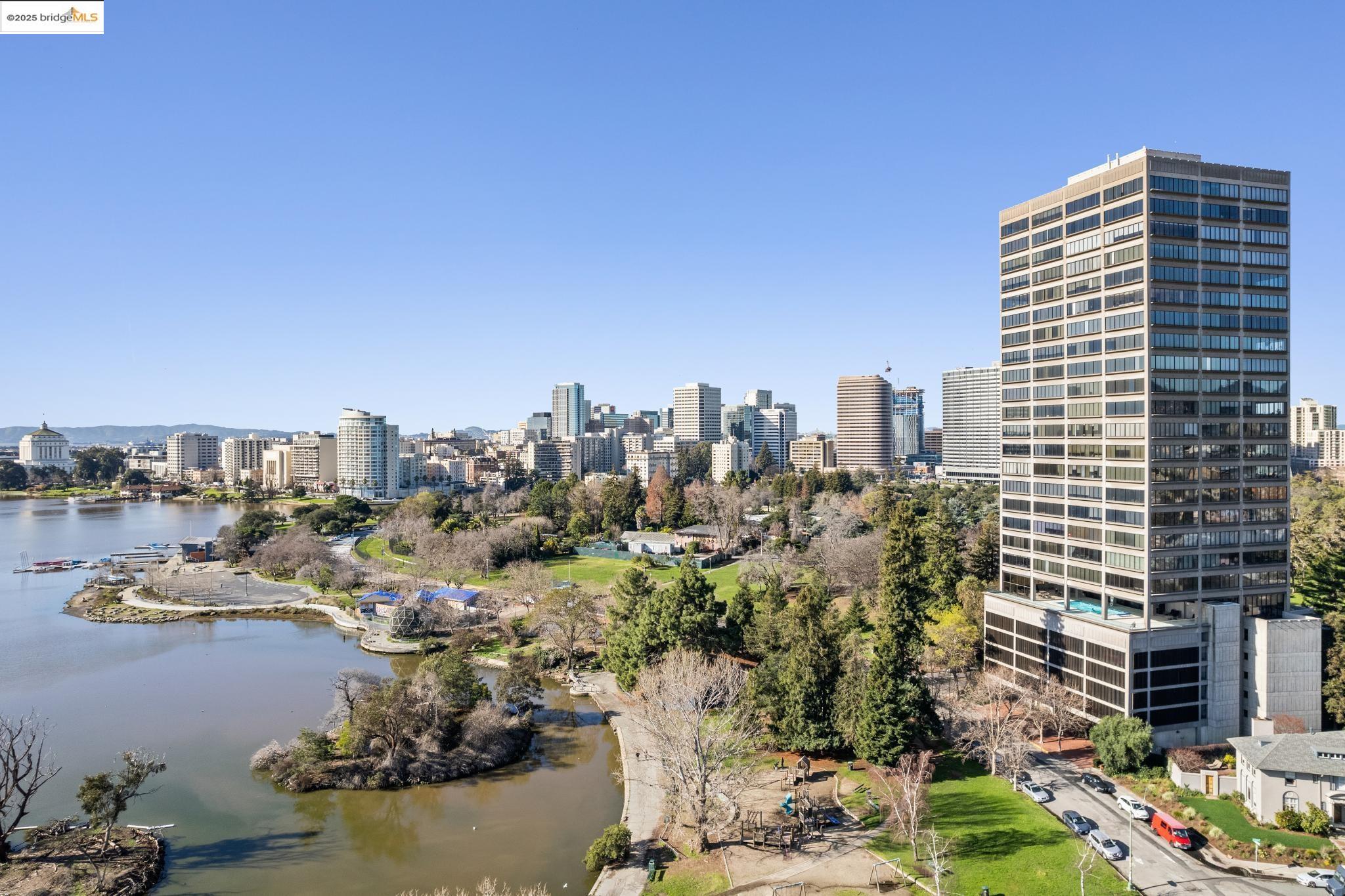 Detail Gallery Image 2 of 46 For 565 Bellevue Ave #806,  Oakland,  CA 94610 - 2 Beds | 2 Baths