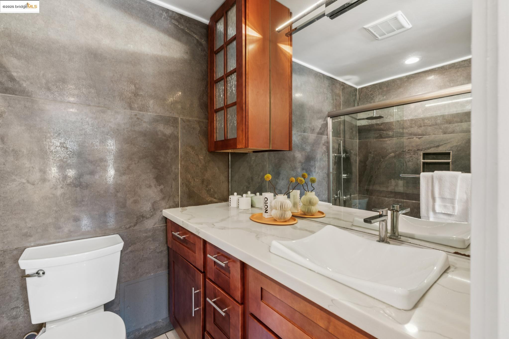 Detail Gallery Image 27 of 46 For 565 Bellevue Ave #806,  Oakland,  CA 94610 - 2 Beds | 2 Baths