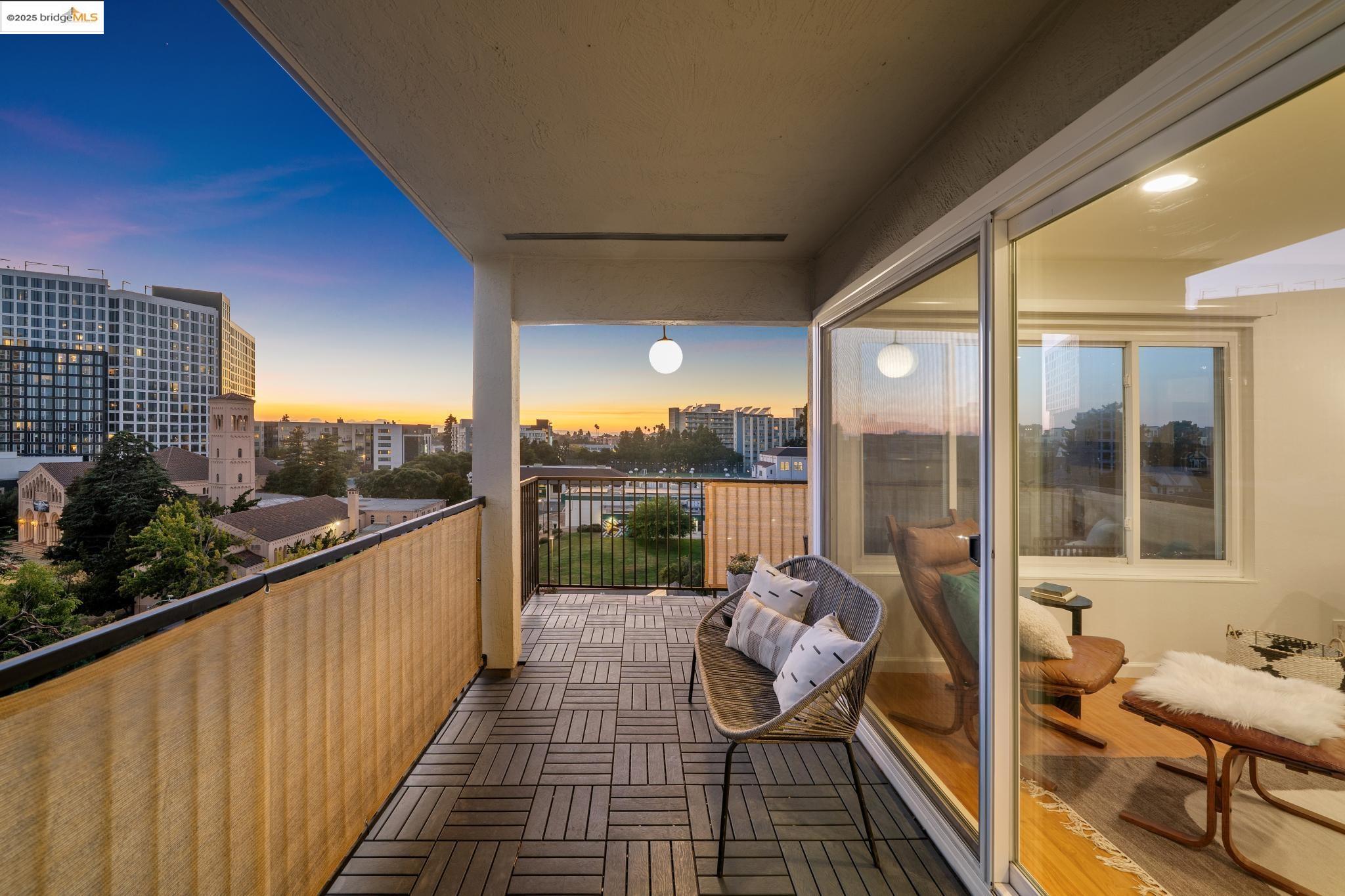 Detail Gallery Image 2 of 31 For 85 Vernon St #208,  Oakland,  CA 94610 - 2 Beds | 2 Baths