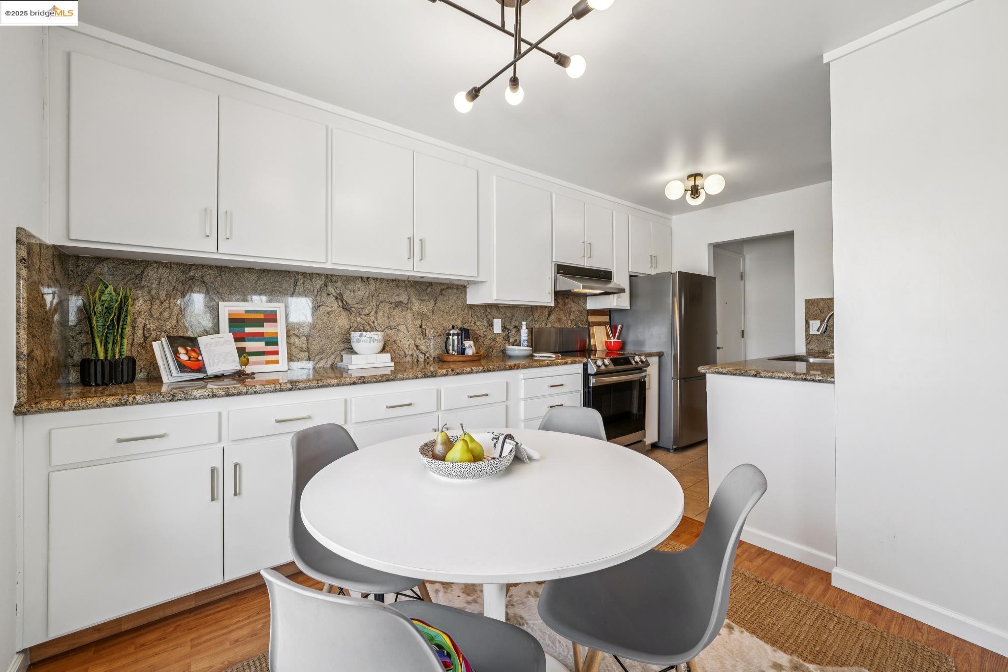 Detail Gallery Image 14 of 31 For 85 Vernon St #208,  Oakland,  CA 94610 - 2 Beds | 2 Baths
