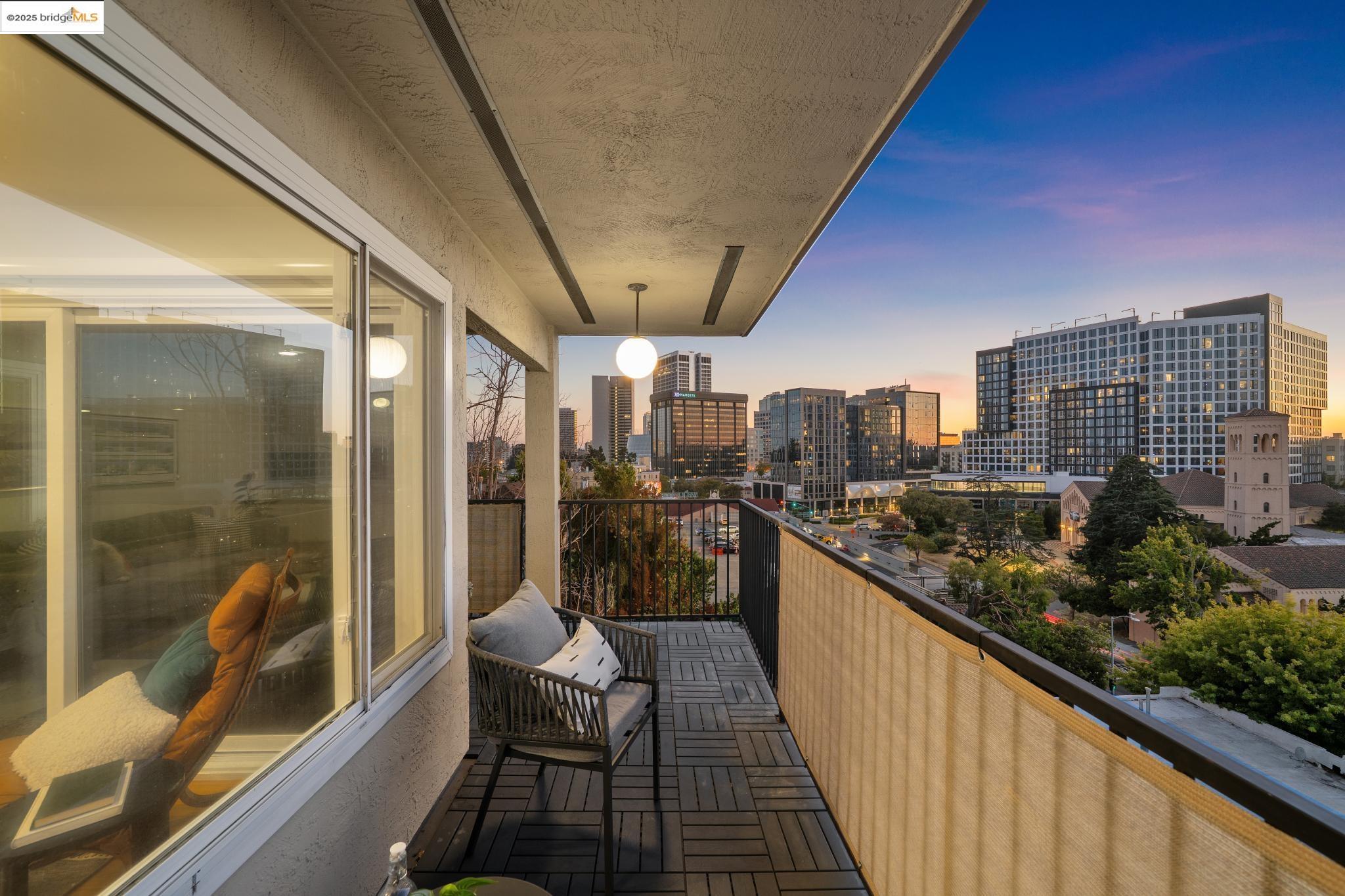 Detail Gallery Image 3 of 31 For 85 Vernon St #208,  Oakland,  CA 94610 - 2 Beds | 2 Baths