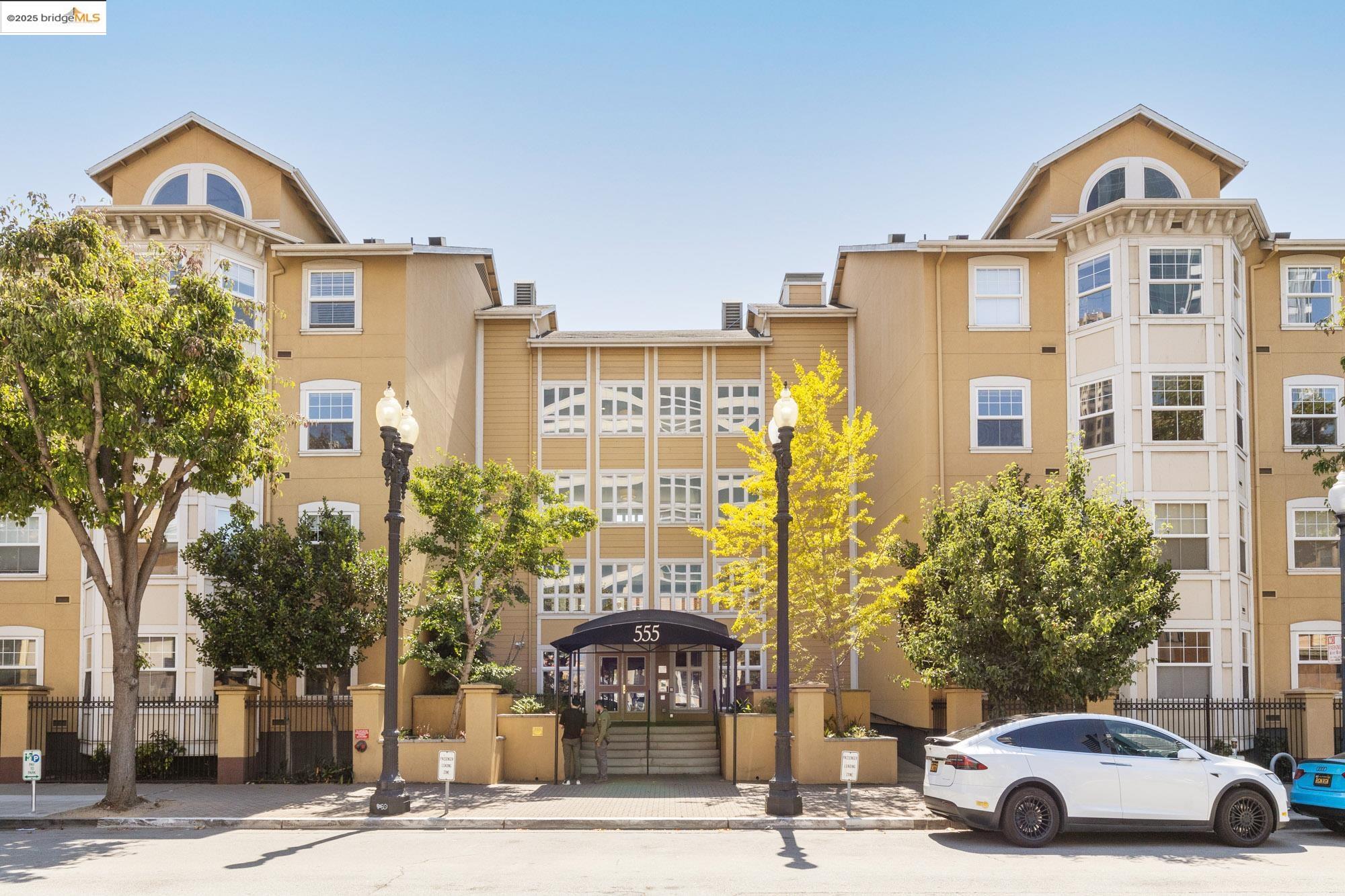 Detail Gallery Image 1 of 32 For 555 10th St #315,  Oakland,  CA 94607 - 2 Beds | 2 Baths