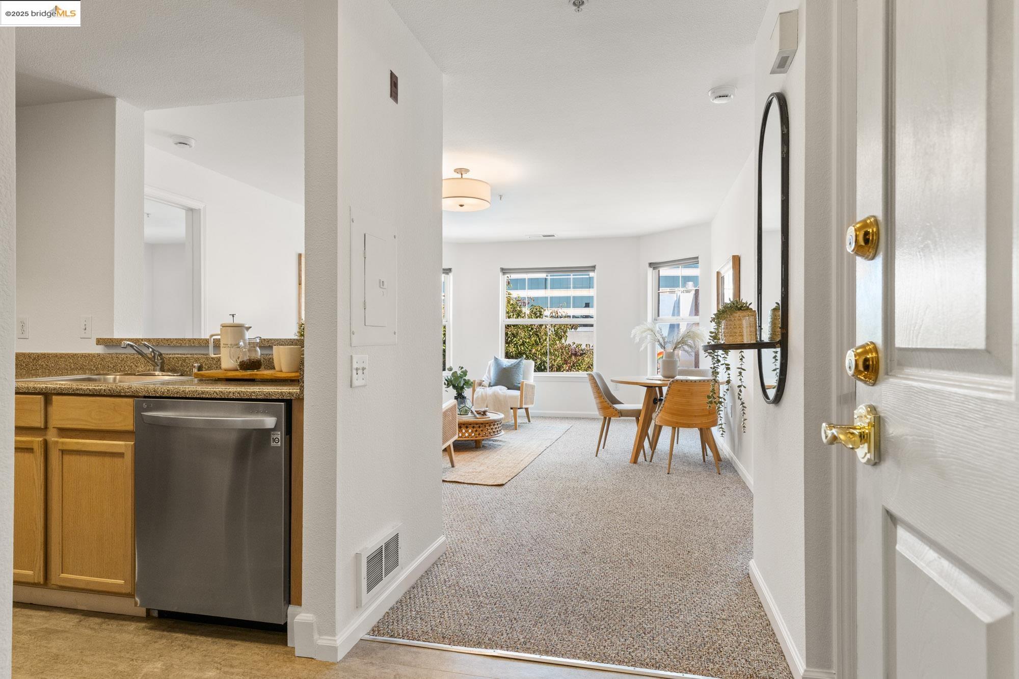 Detail Gallery Image 4 of 32 For 555 10th St #315,  Oakland,  CA 94607 - 2 Beds | 2 Baths