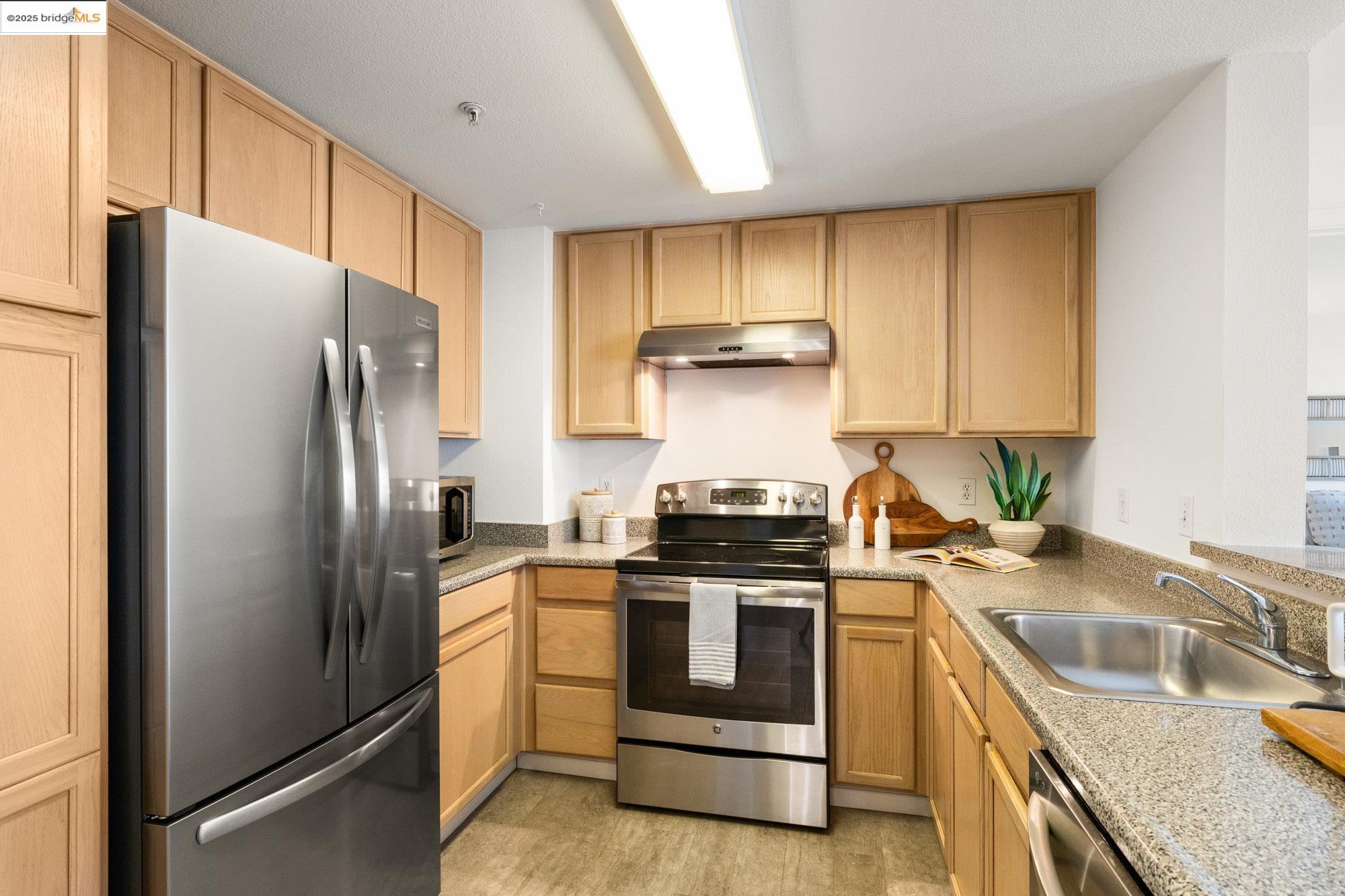 Detail Gallery Image 5 of 32 For 555 10th St #315,  Oakland,  CA 94607 - 2 Beds | 2 Baths