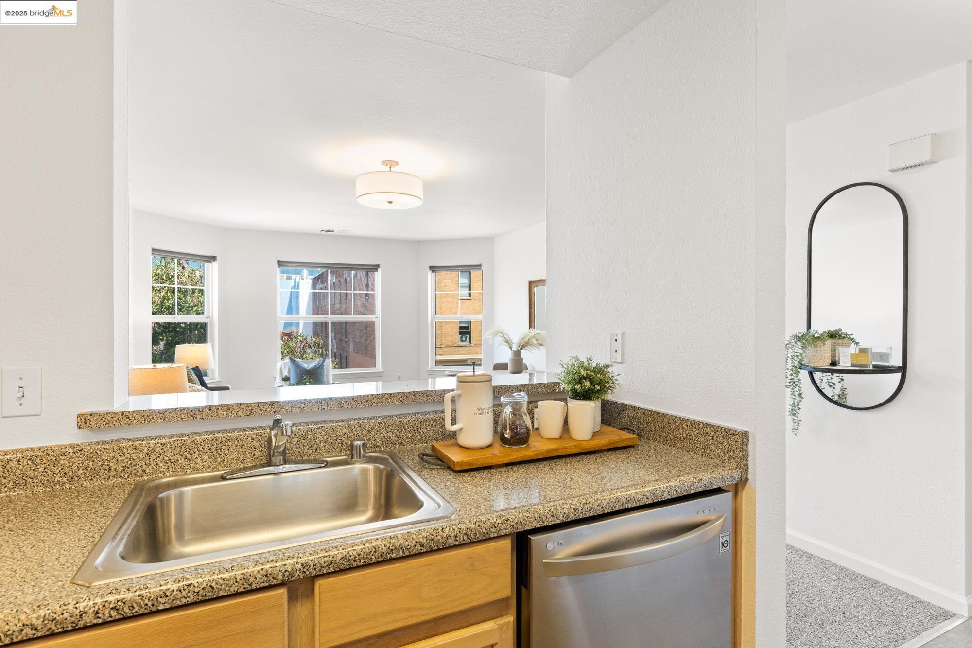 Detail Gallery Image 7 of 32 For 555 10th St #315,  Oakland,  CA 94607 - 2 Beds | 2 Baths