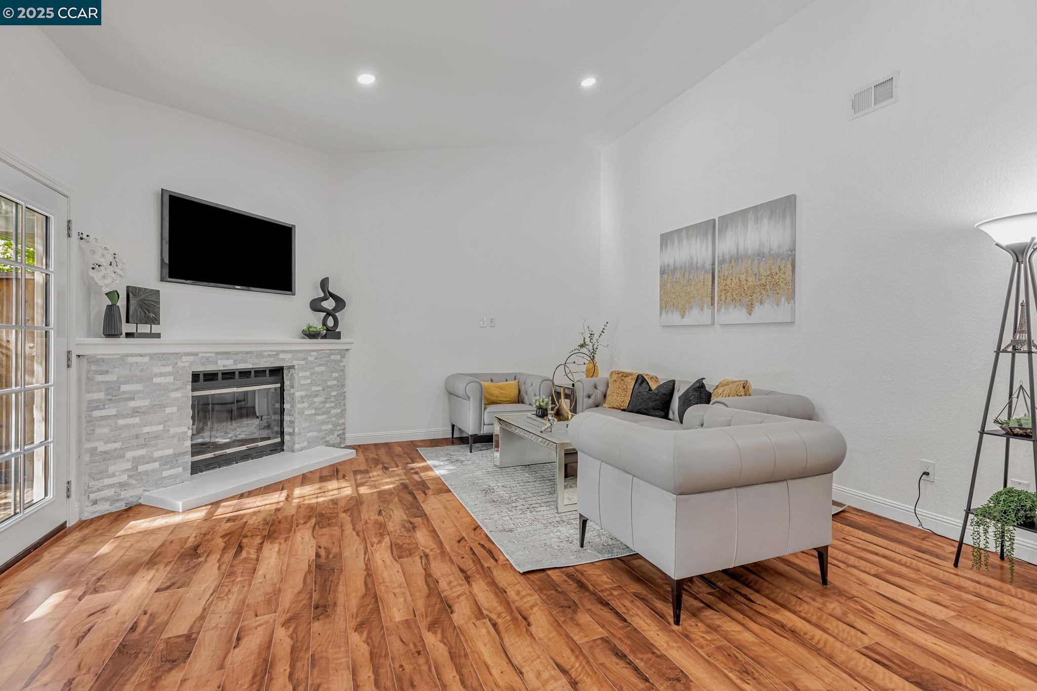 Detail Gallery Image 2 of 33 For 7684 Arbor Creek Cir, Dublin,  CA 94568 - 3 Beds | 2 Baths