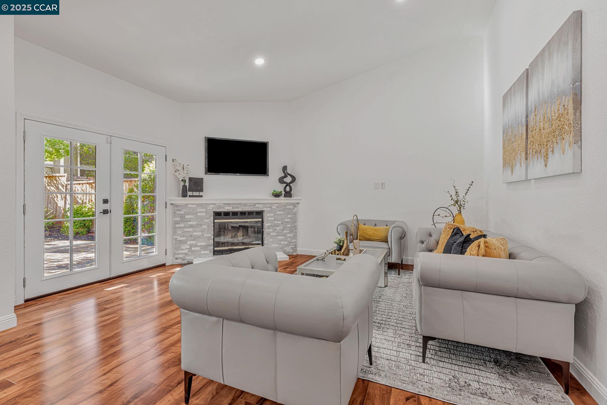 Detail Gallery Image 3 of 33 For 7684 Arbor Creek Cir, Dublin,  CA 94568 - 3 Beds | 2 Baths