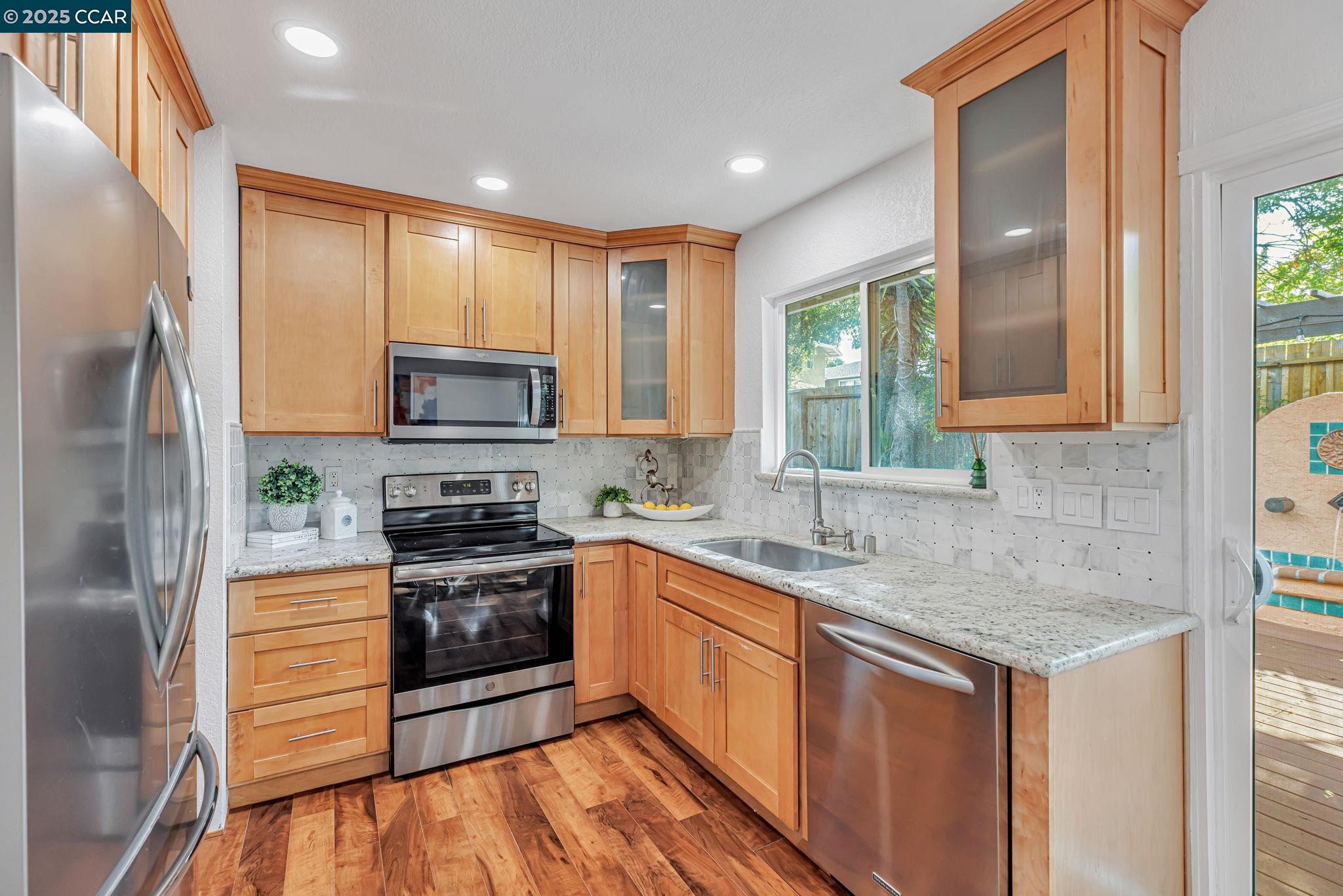Detail Gallery Image 4 of 33 For 7684 Arbor Creek Cir, Dublin,  CA 94568 - 3 Beds | 2 Baths