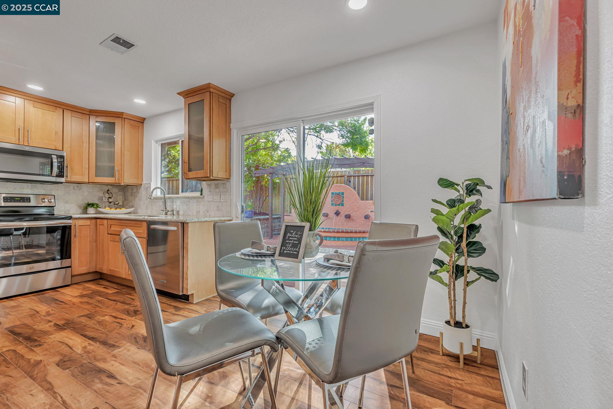 Detail Gallery Image 6 of 33 For 7684 Arbor Creek Cir, Dublin,  CA 94568 - 3 Beds | 2 Baths