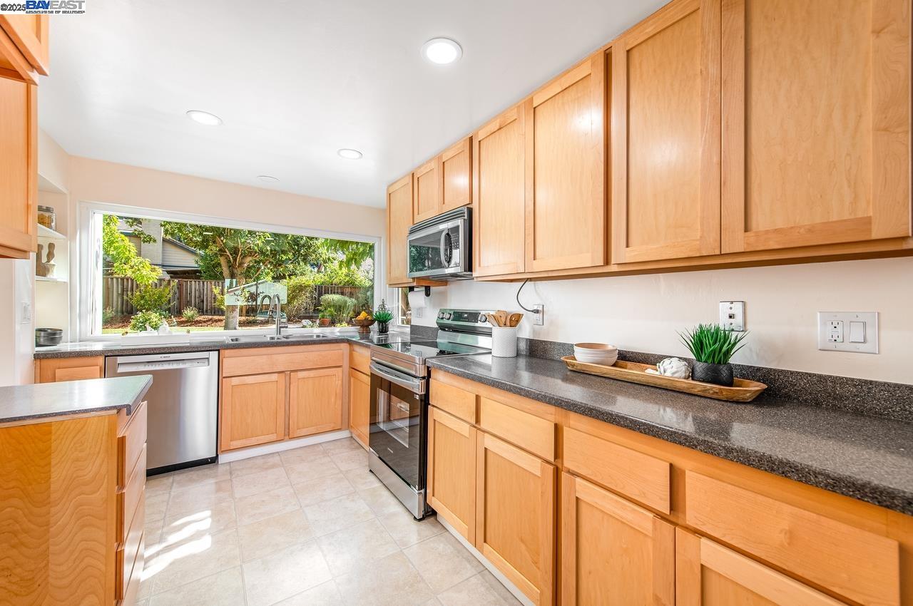 Detail Gallery Image 4 of 42 For 173 Rainier Ave, Livermore,  CA 94551 - 4 Beds | 2 Baths
