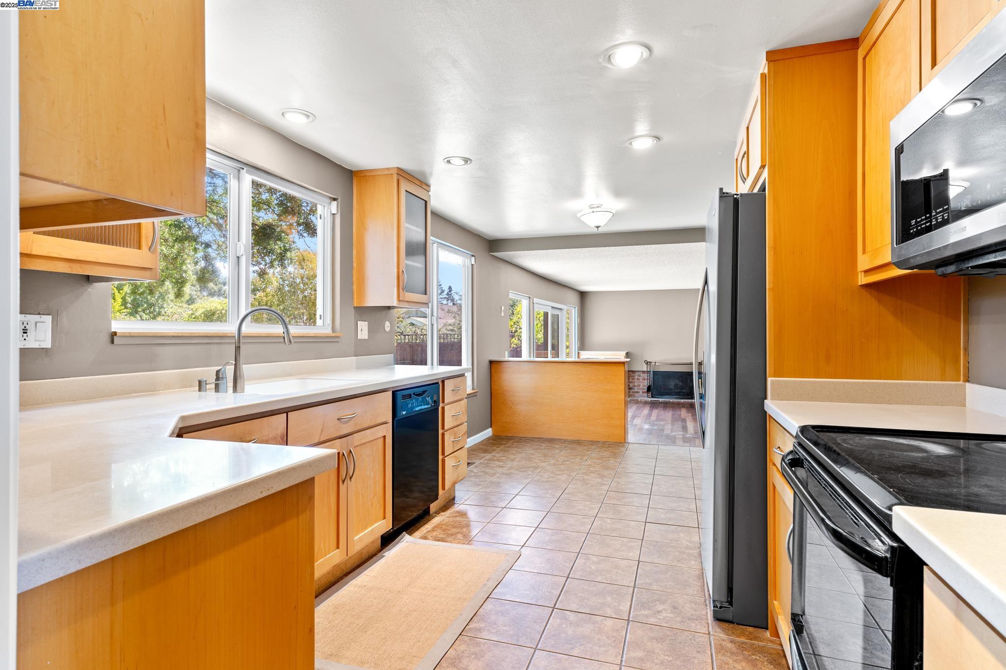 Detail Gallery Image 12 of 52 For 1890 Morello Ave, Pleasant Hill,  CA 94523 - 4 Beds | 2/1 Baths