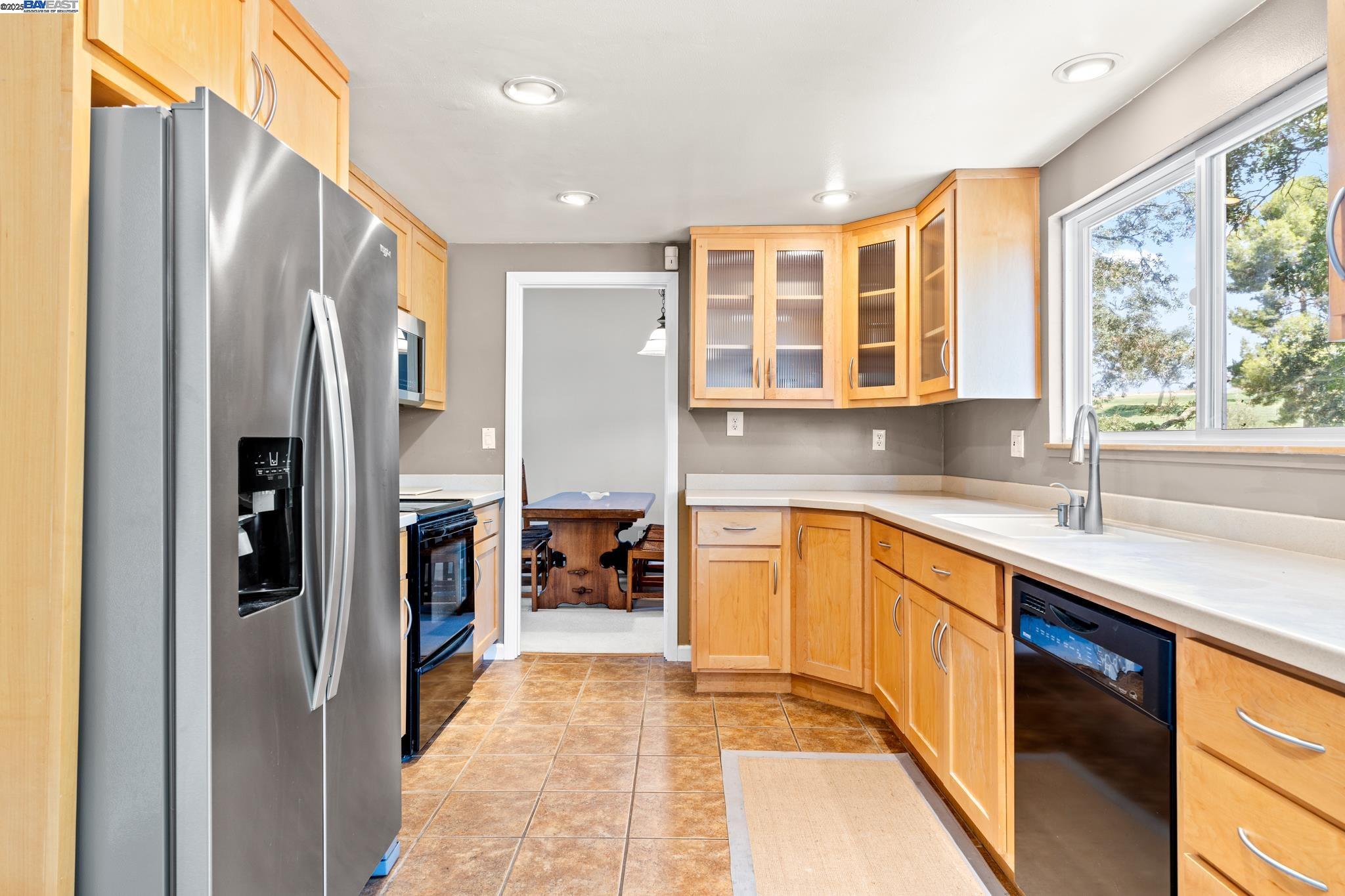 Detail Gallery Image 14 of 52 For 1890 Morello Ave, Pleasant Hill,  CA 94523 - 4 Beds | 2/1 Baths