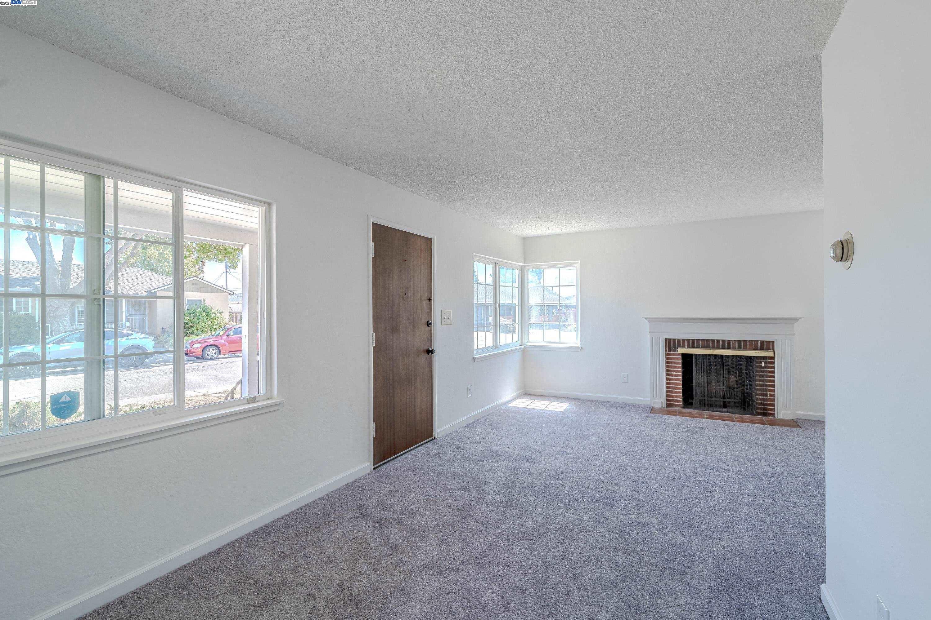 Detail Gallery Image 3 of 21 For 15083 Alexandria St, San Leandro,  CA 94579 - 2 Beds | 1 Baths