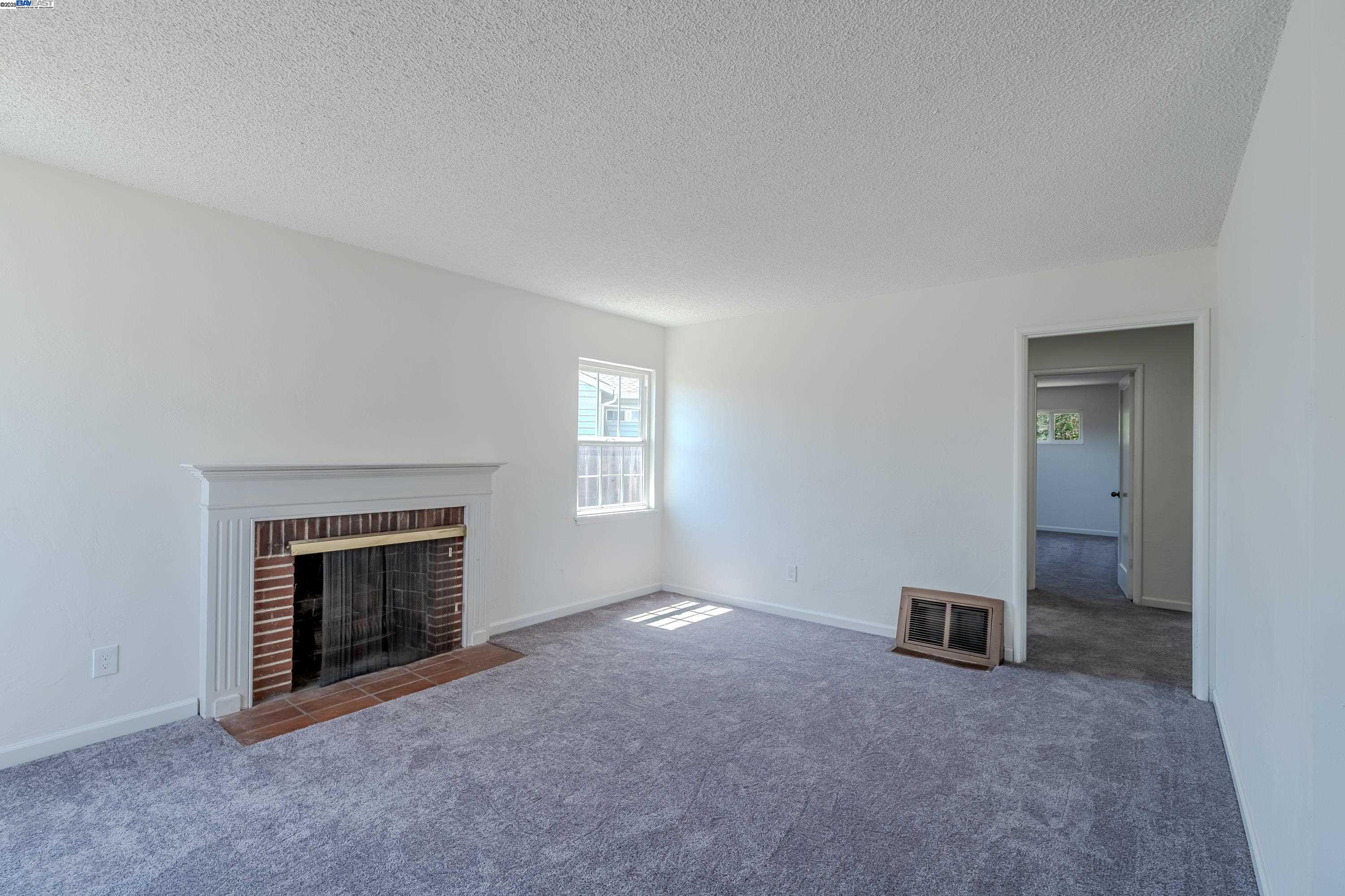 Detail Gallery Image 4 of 21 For 15083 Alexandria St, San Leandro,  CA 94579 - 2 Beds | 1 Baths