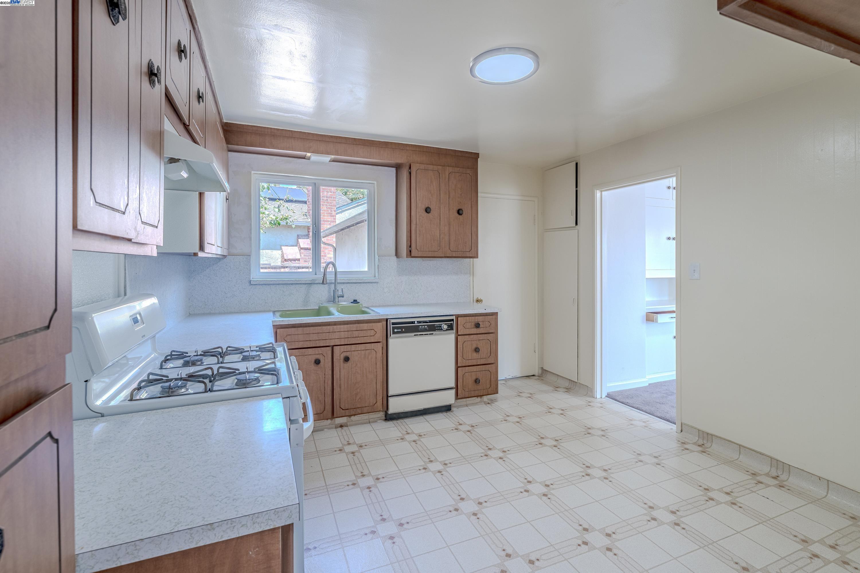 Detail Gallery Image 7 of 21 For 15083 Alexandria St, San Leandro,  CA 94579 - 2 Beds | 1 Baths