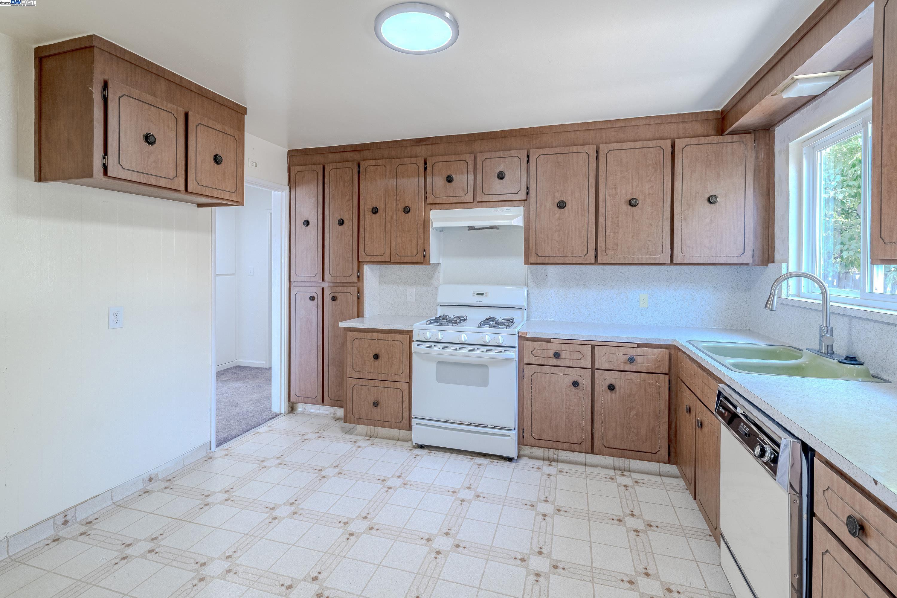 Detail Gallery Image 8 of 21 For 15083 Alexandria St, San Leandro,  CA 94579 - 2 Beds | 1 Baths