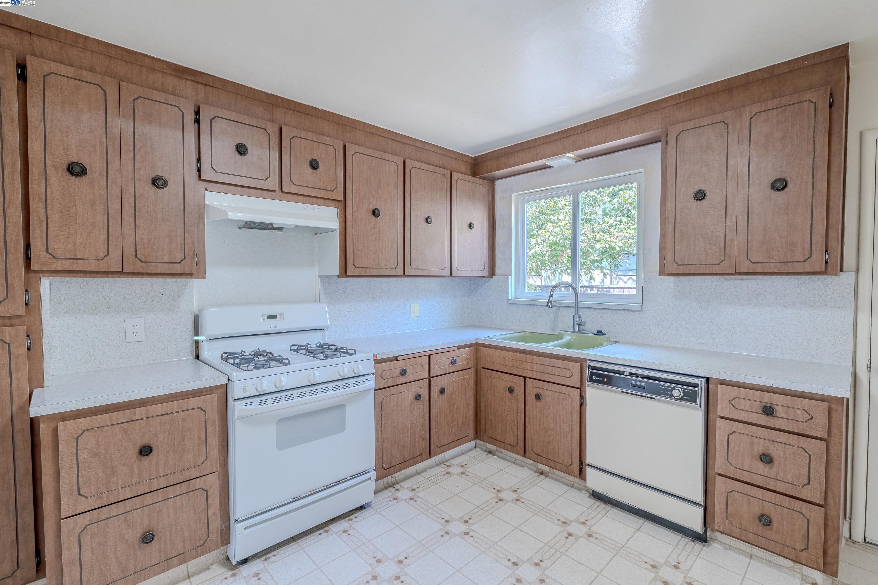 Detail Gallery Image 9 of 21 For 15083 Alexandria St, San Leandro,  CA 94579 - 2 Beds | 1 Baths
