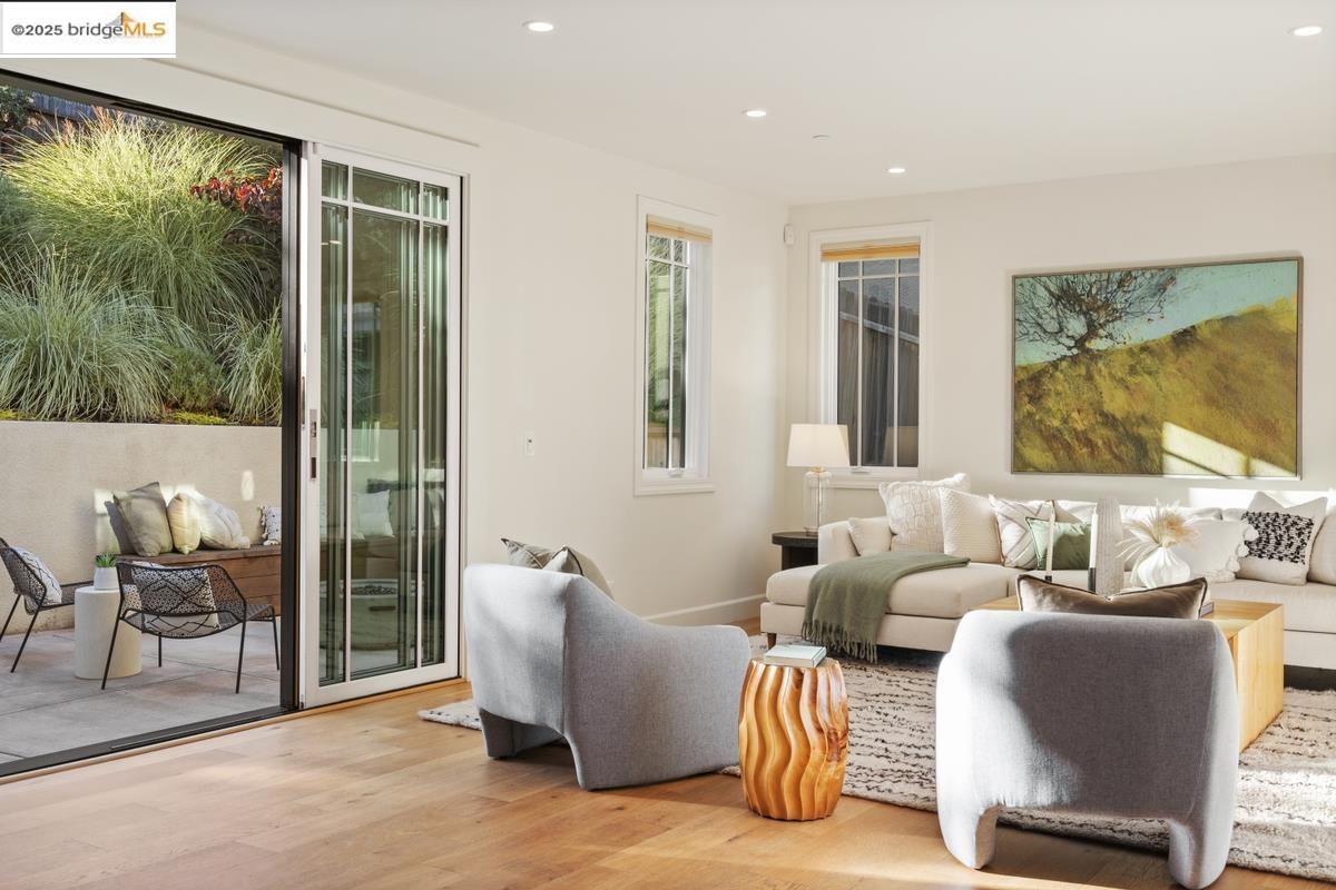 Detail Gallery Image 13 of 60 For 963 Grosvenor Place, Oakland,  CA 94610 - 4 Beds | 4 Baths