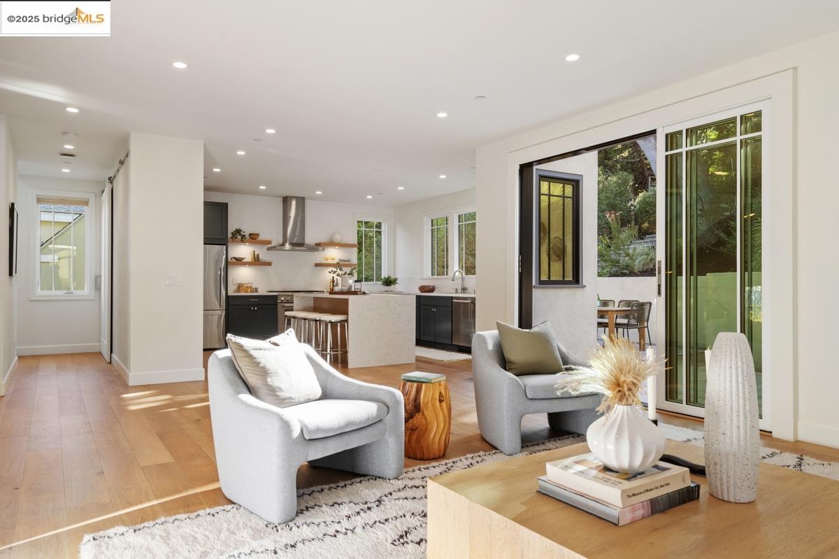 Detail Gallery Image 16 of 60 For 963 Grosvenor Place, Oakland,  CA 94610 - 4 Beds | 4 Baths