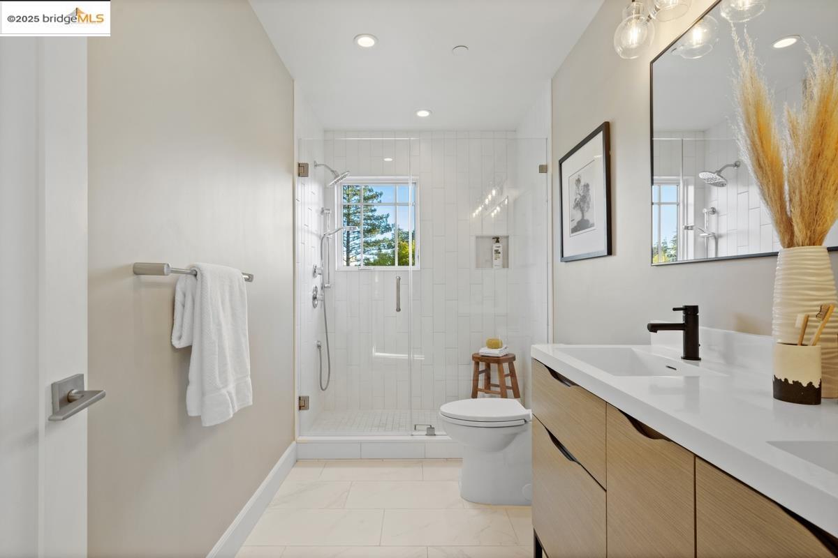 Detail Gallery Image 36 of 60 For 963 Grosvenor Place, Oakland,  CA 94610 - 4 Beds | 4 Baths