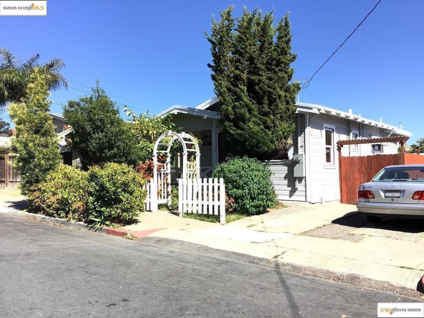 Detail Gallery Image 4 of 8 For 3712 Patterson Avenue, Oakland,  CA 94619 - 2 Beds | 1 Baths