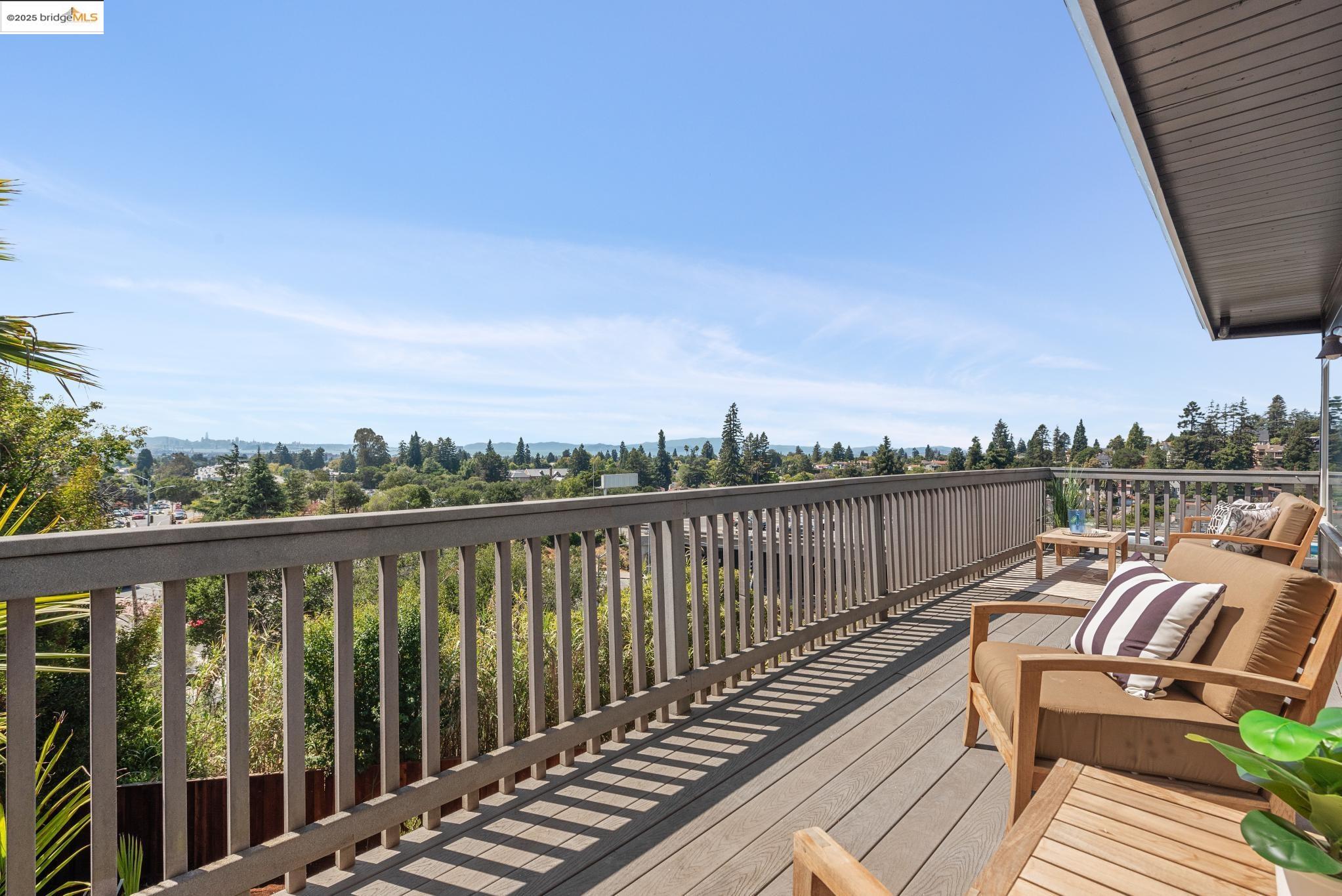 Detail Gallery Image 14 of 55 For 6189 Margarido Drive, Oakland,  CA 94618 - 3 Beds | 2/1 Baths