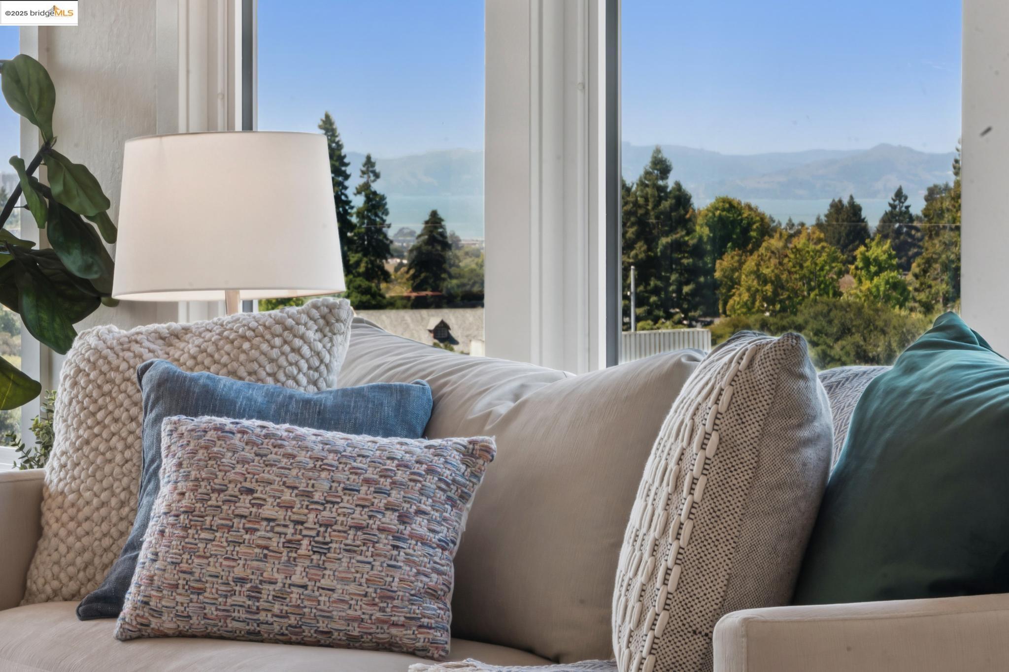 Detail Gallery Image 10 of 55 For 6189 Margarido Drive, Oakland,  CA 94618 - 3 Beds | 2/1 Baths