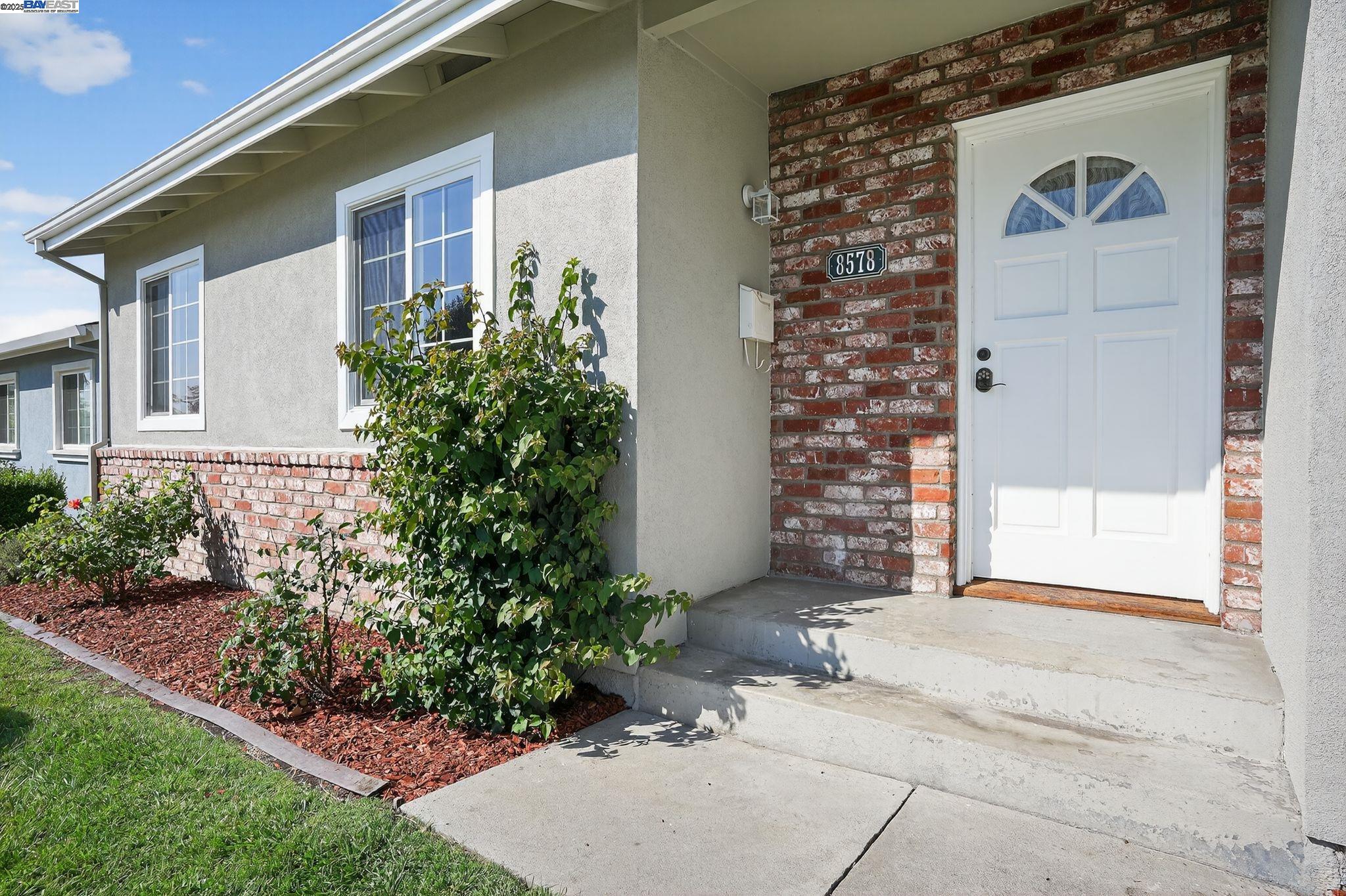 Detail Gallery Image 2 of 30 For 8578 Deervale Rd, Dublin,  CA 94568 - 3 Beds | 2 Baths
