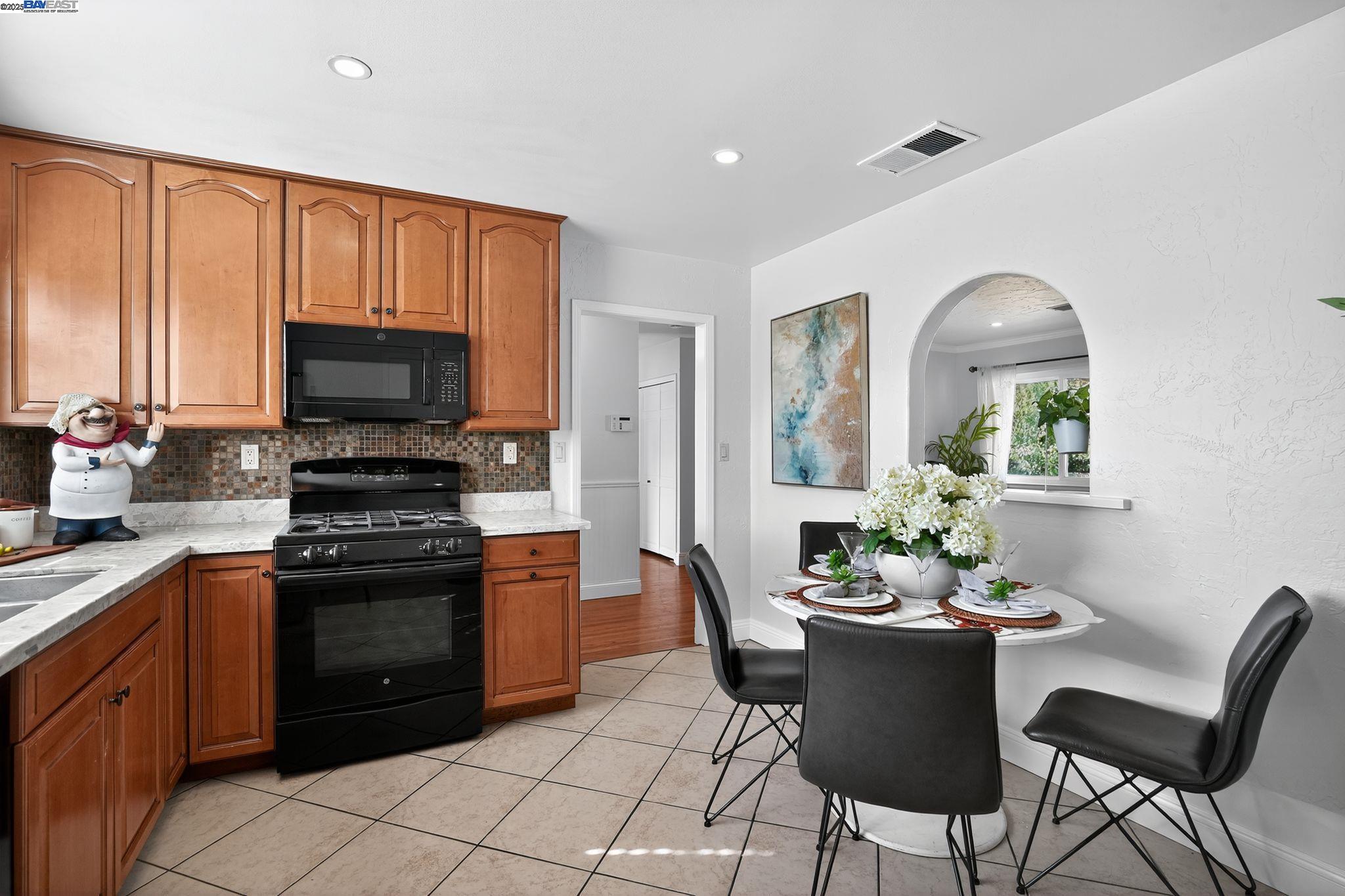 Detail Gallery Image 11 of 30 For 8578 Deervale Rd, Dublin,  CA 94568 - 3 Beds | 2 Baths