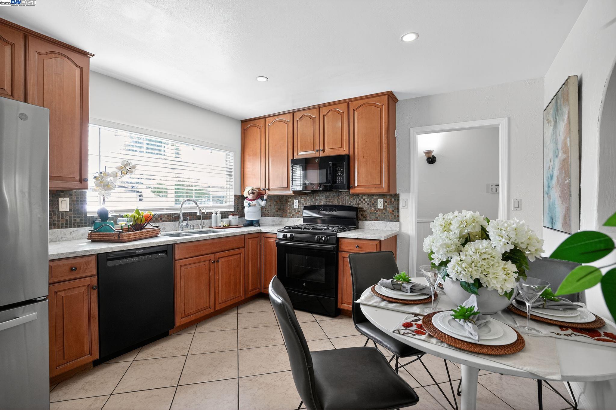 Detail Gallery Image 12 of 30 For 8578 Deervale Rd, Dublin,  CA 94568 - 3 Beds | 2 Baths
