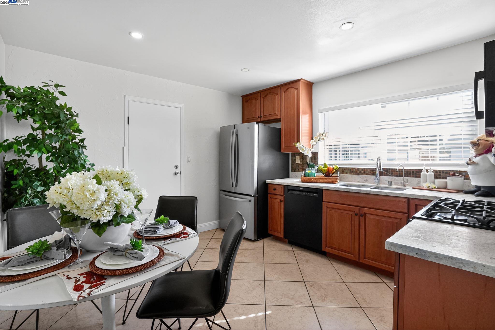 Detail Gallery Image 13 of 30 For 8578 Deervale Rd, Dublin,  CA 94568 - 3 Beds | 2 Baths