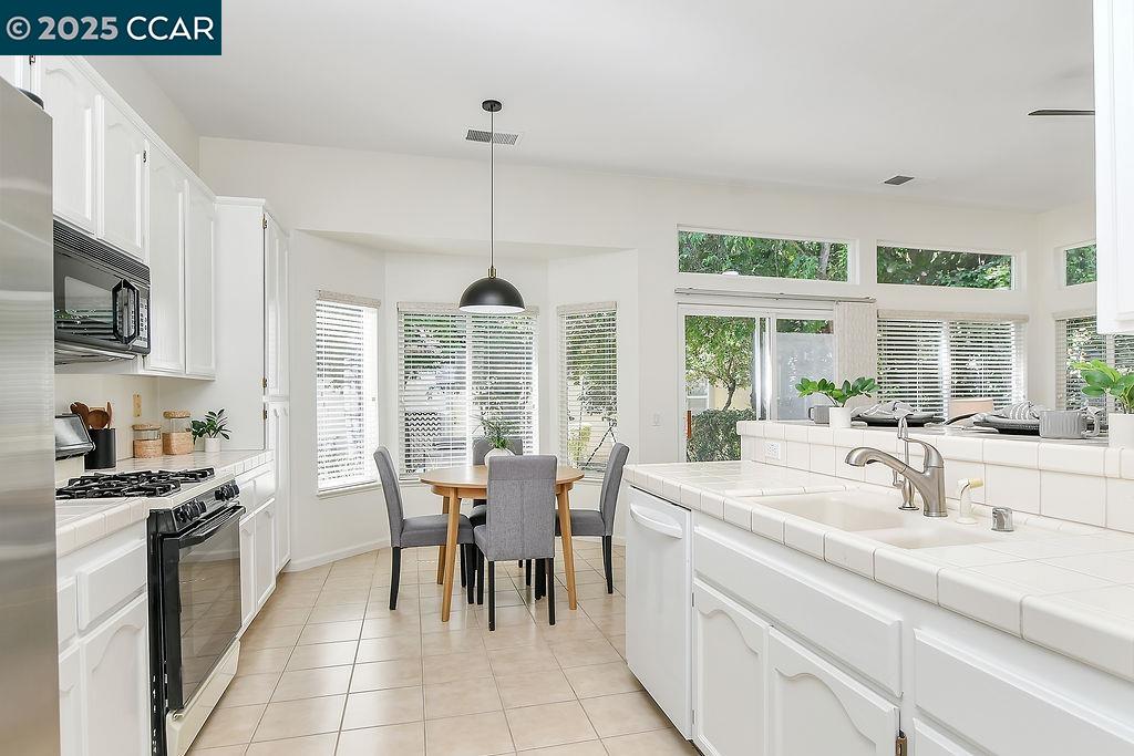 Detail Gallery Image 12 of 39 For 1680 Roxbury Way, Brentwood,  CA 94513 - 2 Beds | 2 Baths