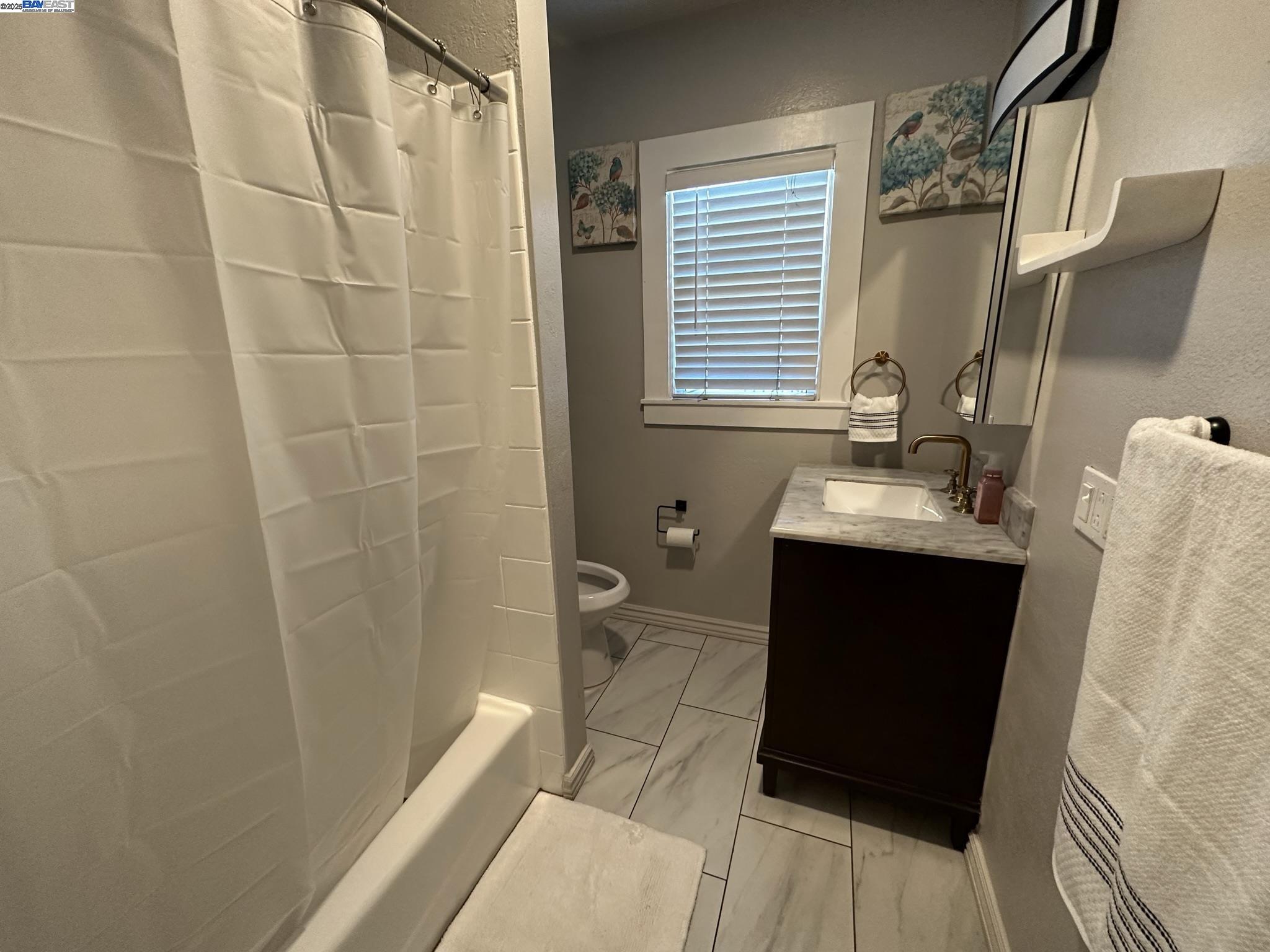 Detail Gallery Image 6 of 17 For 4239 Quigley Pl, Oakland,  CA 94619 - 2 Beds | 1 Baths