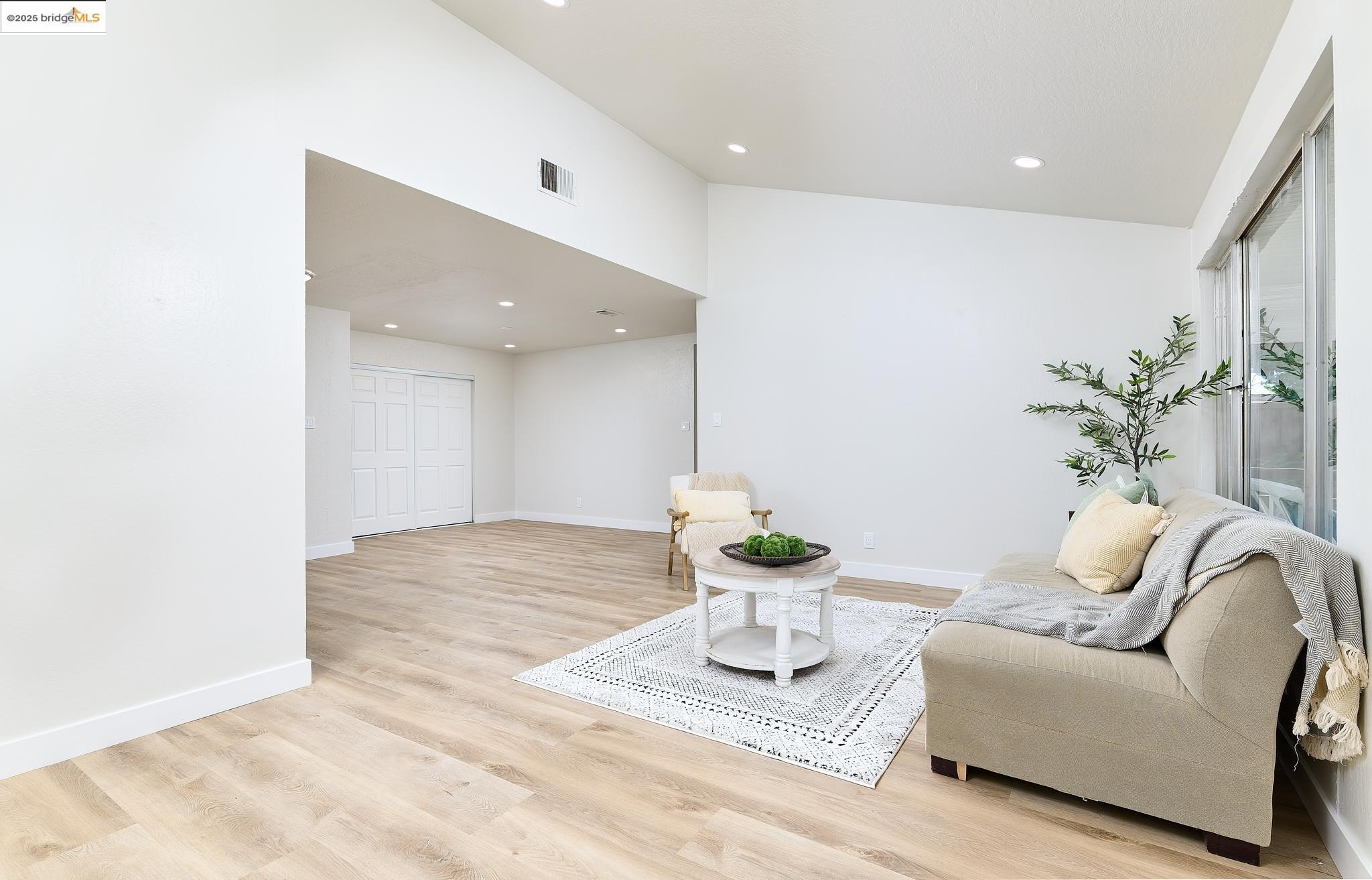 Detail Gallery Image 11 of 16 For 2117 Lopez, Antioch,  CA 94509 - 4 Beds | 2 Baths
