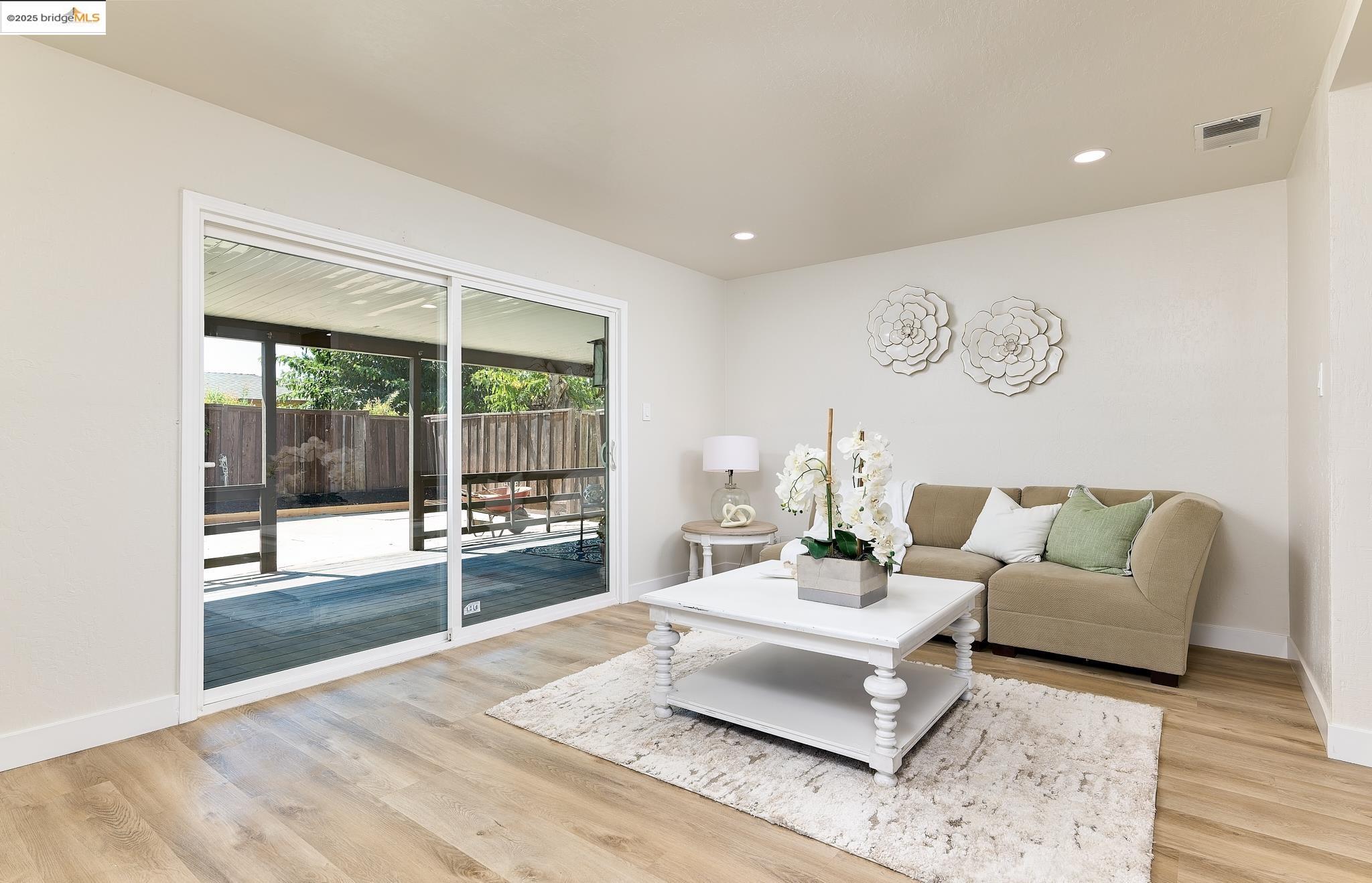 Detail Gallery Image 6 of 16 For 2117 Lopez, Antioch,  CA 94509 - 4 Beds | 2 Baths