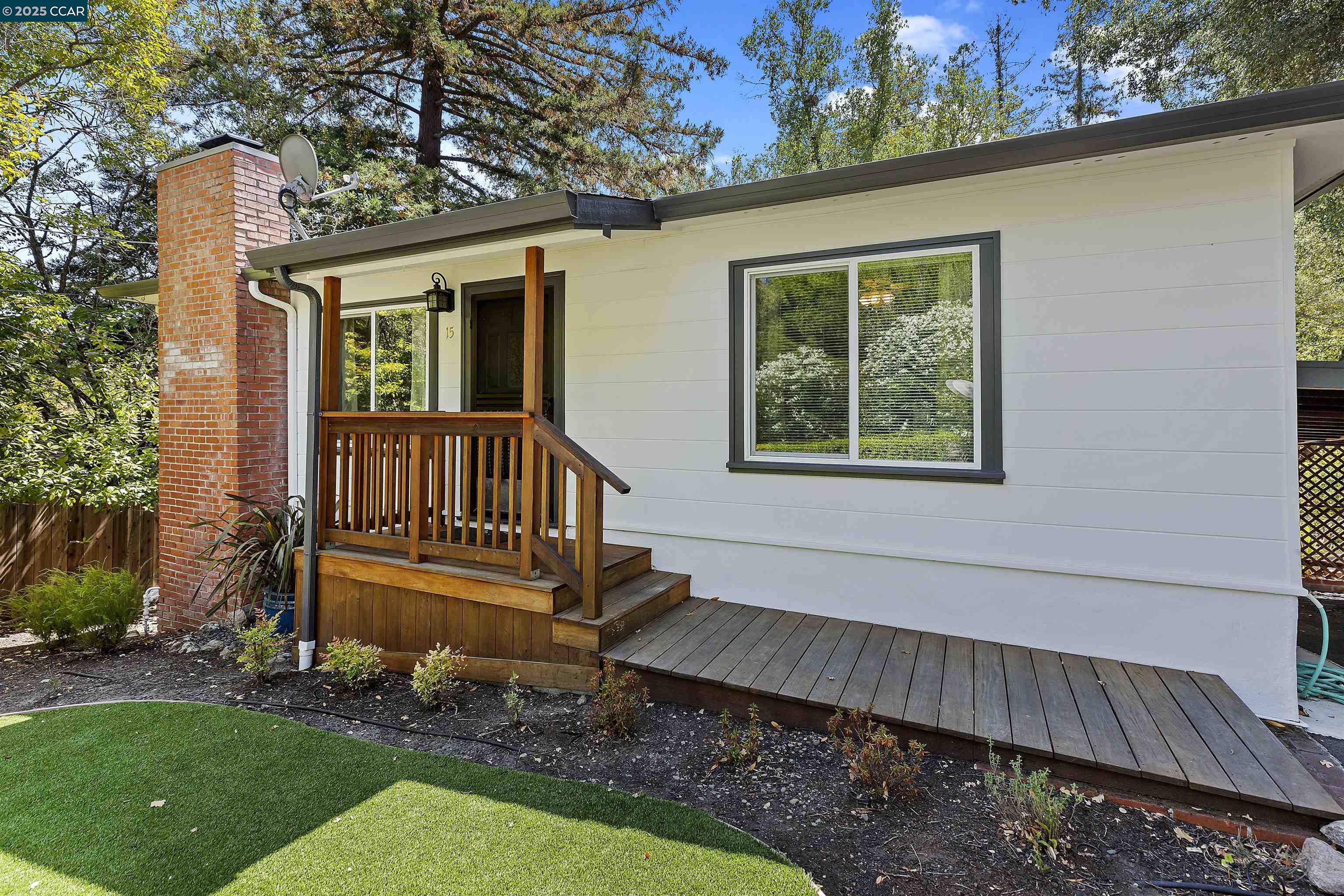 Detail Gallery Image 2 of 25 For 15 Los Amigos, Orinda,  CA 94563 - 3 Beds | 2 Baths