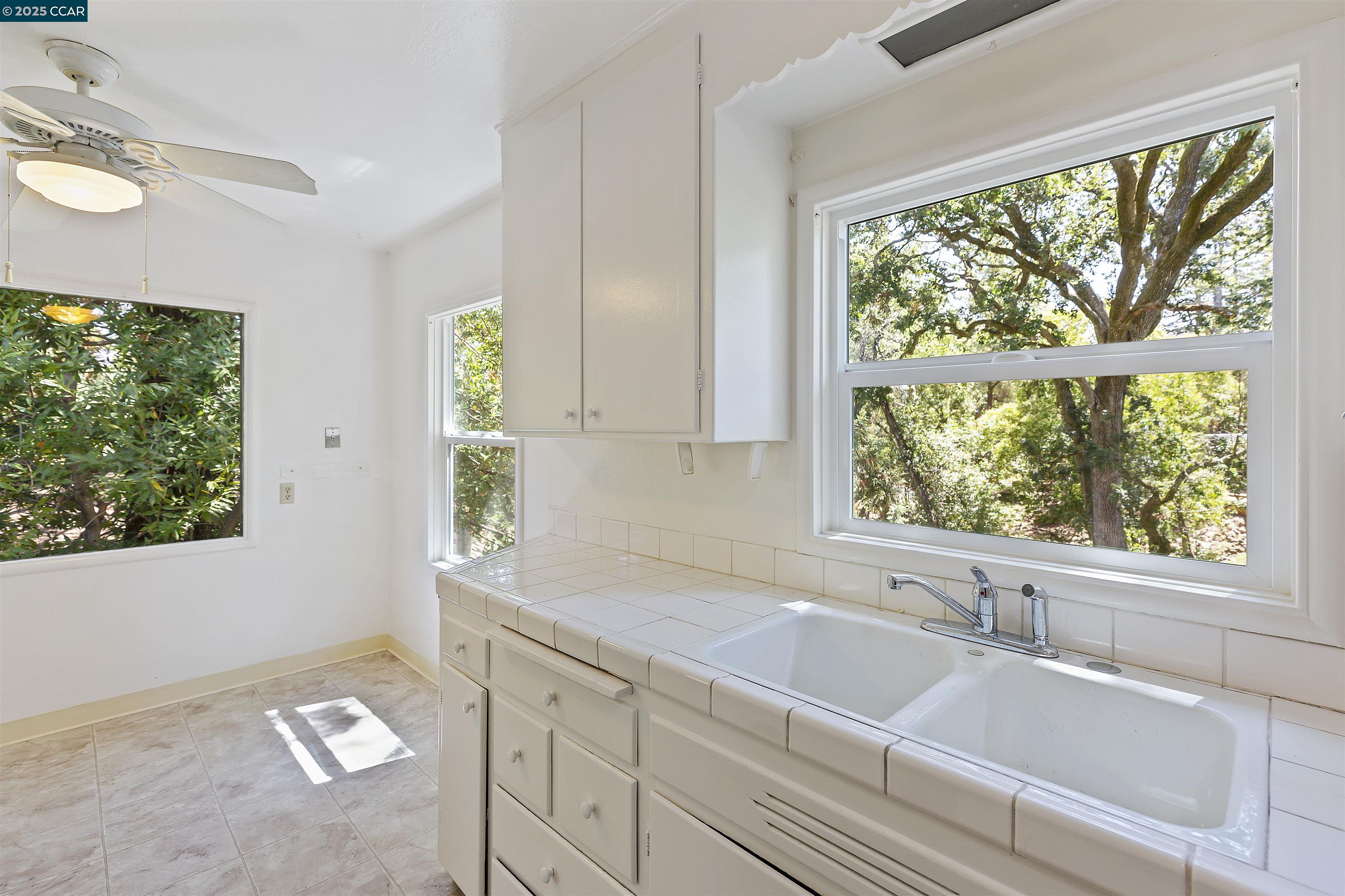 Detail Gallery Image 11 of 25 For 15 Los Amigos, Orinda,  CA 94563 - 3 Beds | 2 Baths
