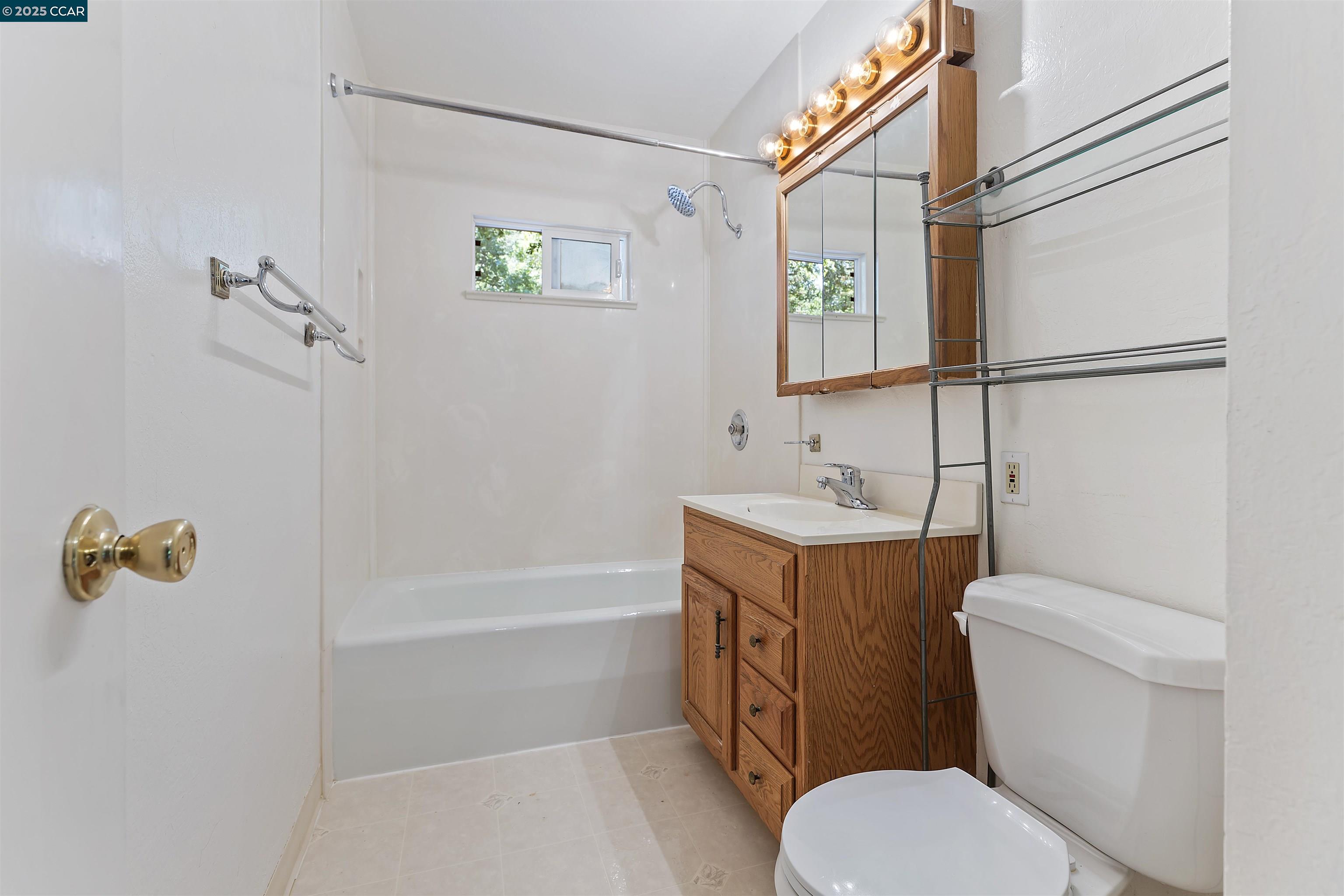Detail Gallery Image 14 of 25 For 15 Los Amigos, Orinda,  CA 94563 - 3 Beds | 2 Baths