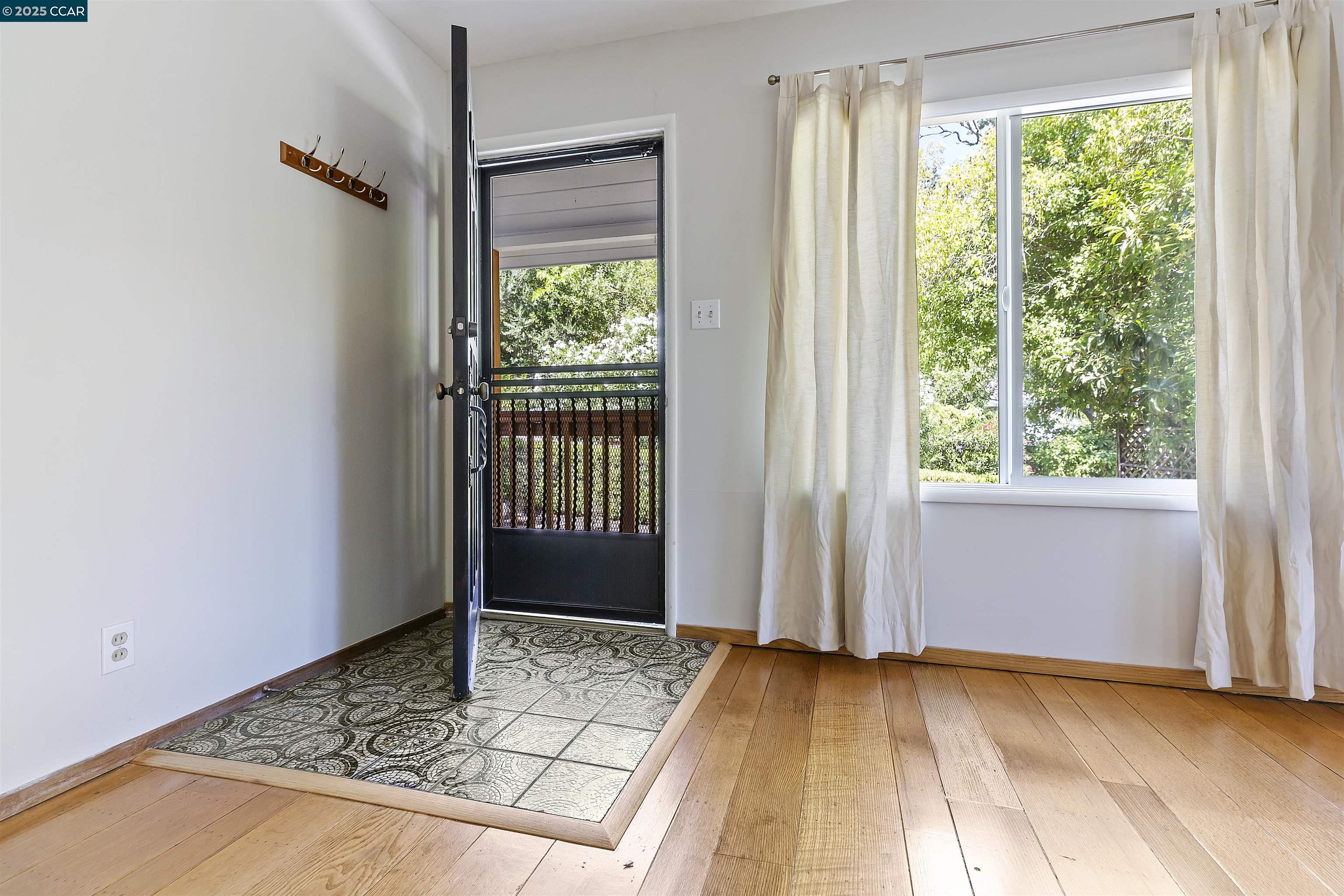 Detail Gallery Image 3 of 25 For 15 Los Amigos, Orinda,  CA 94563 - 3 Beds | 2 Baths