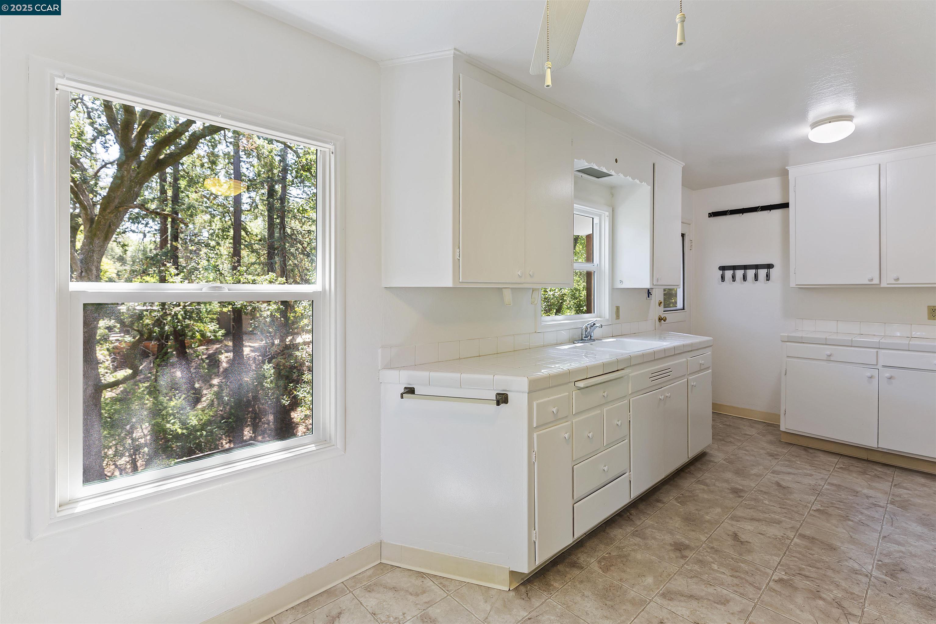 Detail Gallery Image 7 of 25 For 15 Los Amigos, Orinda,  CA 94563 - 3 Beds | 2 Baths