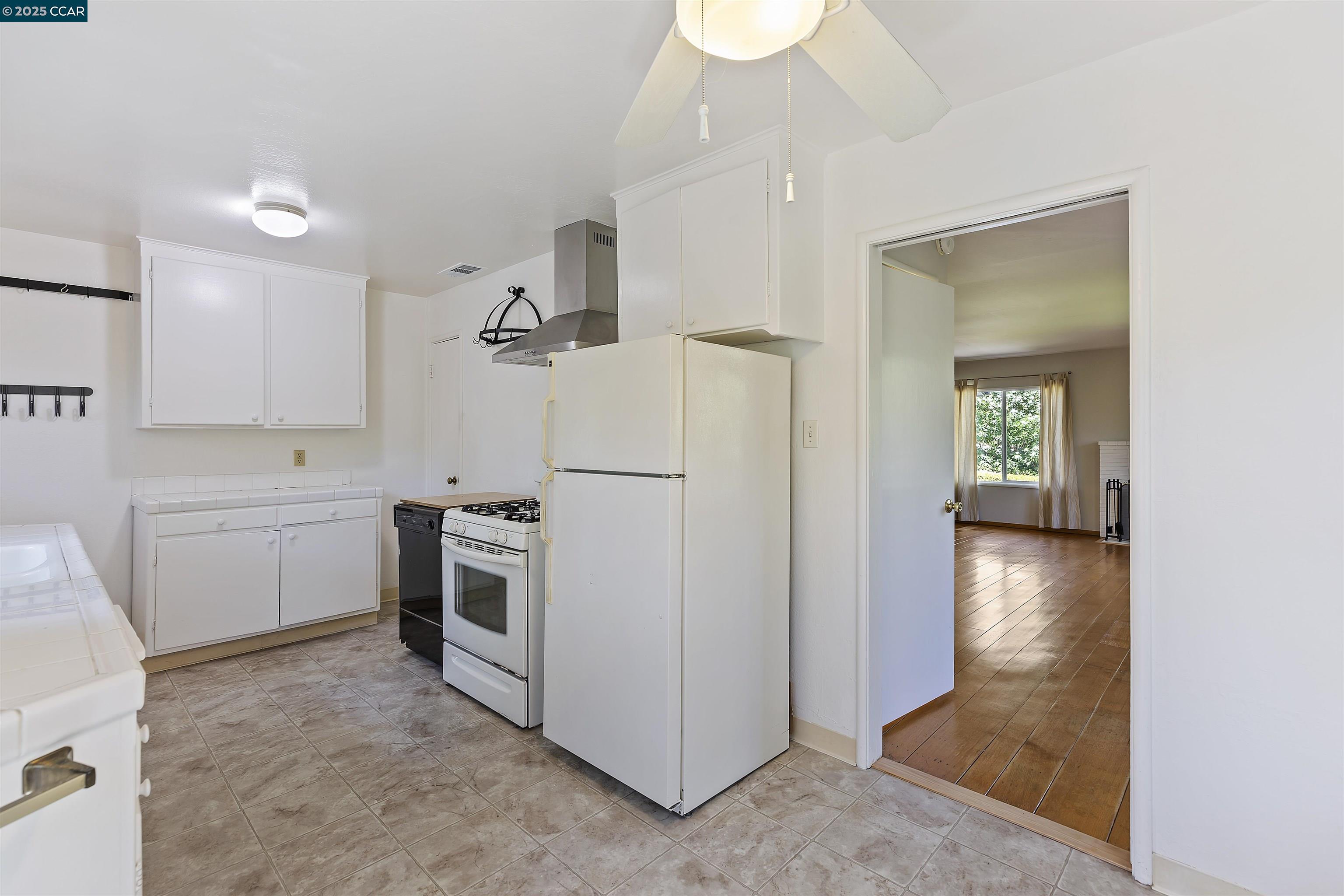 Detail Gallery Image 9 of 25 For 15 Los Amigos, Orinda,  CA 94563 - 3 Beds | 2 Baths