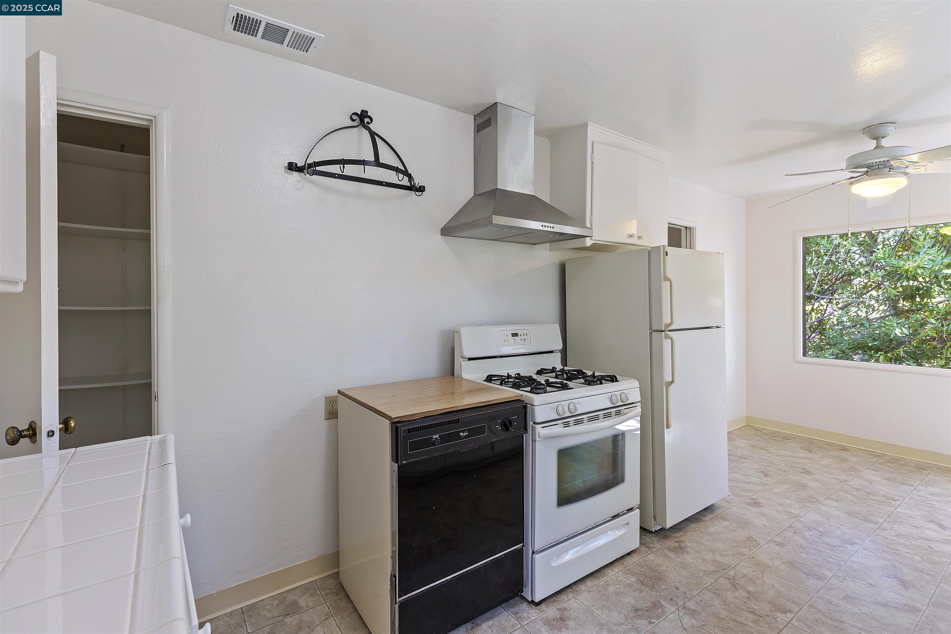 Detail Gallery Image 10 of 25 For 15 Los Amigos, Orinda,  CA 94563 - 3 Beds | 2 Baths