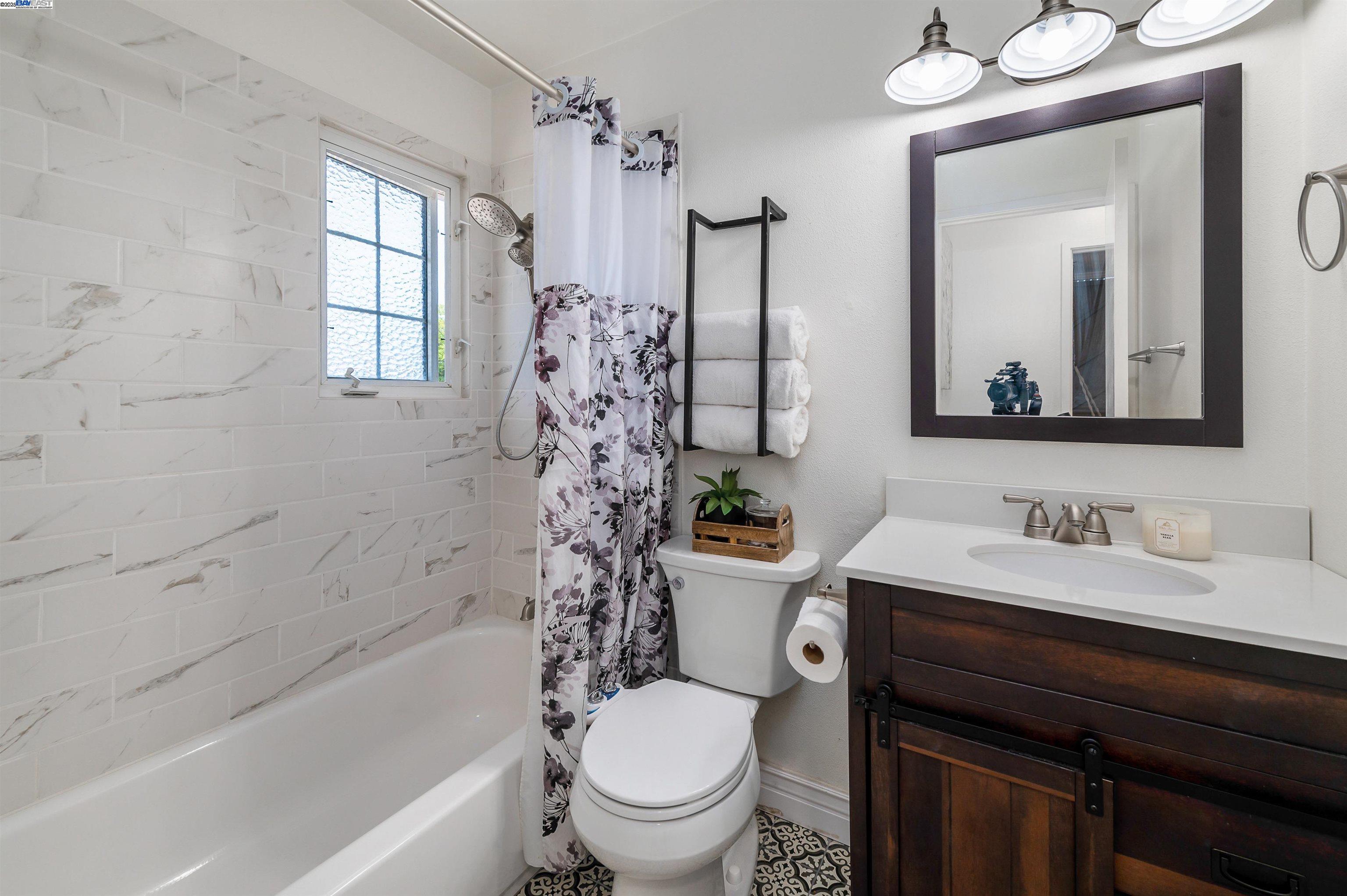 Detail Gallery Image 8 of 8 For 711 Catalina Drive, Livermore,  CA 94550 - 4 Beds | 3 Baths