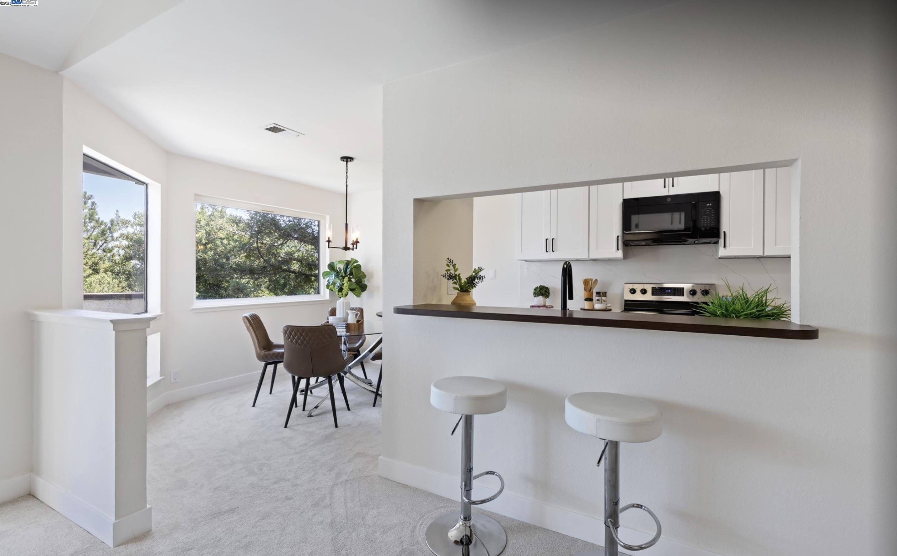 Detail Gallery Image 5 of 36 For 21062 Gary Dr #313,  Hayward,  CA 94546 - 2 Beds | 2 Baths