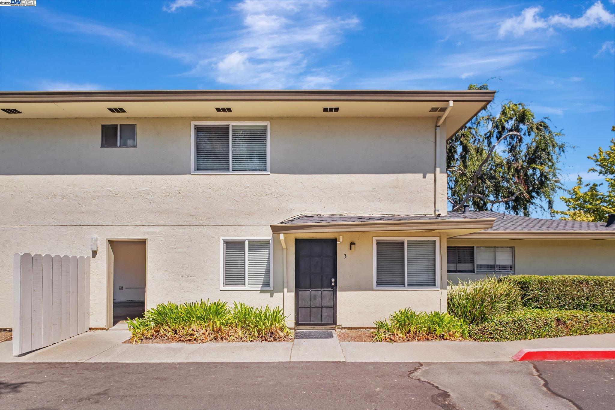 Detail Gallery Image 1 of 28 For 2141 Swan Ct, Union City,  CA 94587 - 2 Beds | 1 Baths