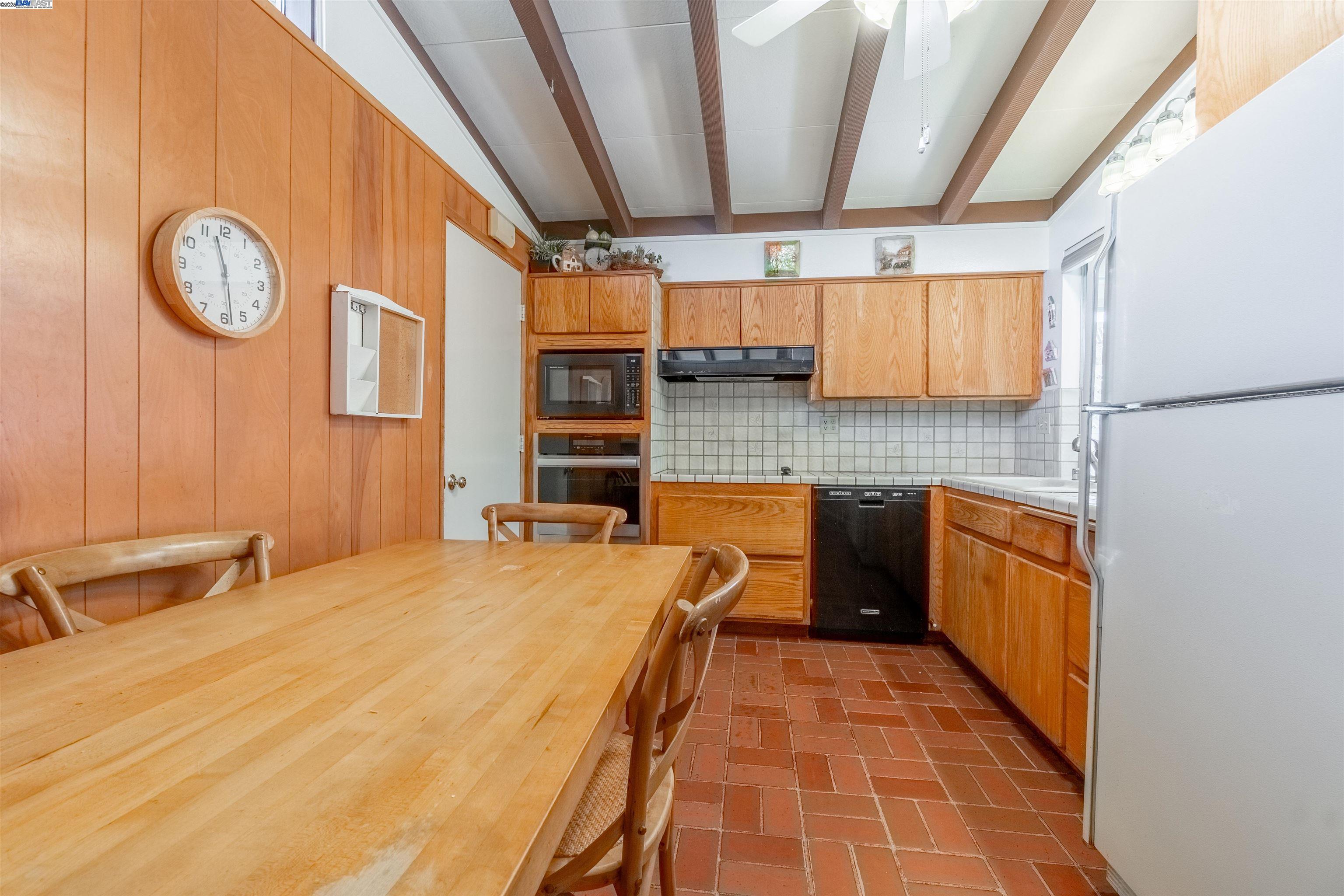 Detail Gallery Image 11 of 38 For 24757 Pear St, Hayward,  CA 94545 - 3 Beds | 2 Baths