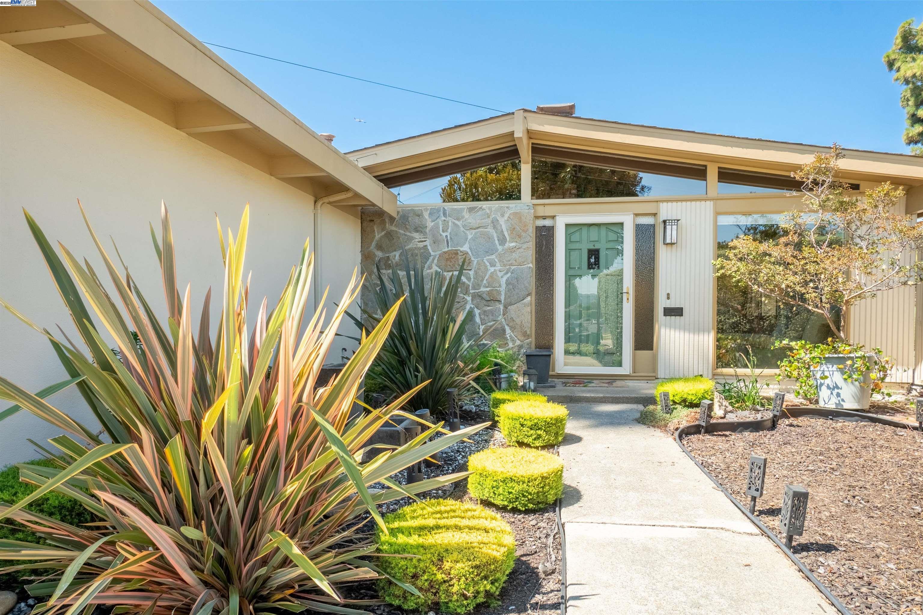 Detail Gallery Image 4 of 38 For 24757 Pear St, Hayward,  CA 94545 - 3 Beds | 2 Baths